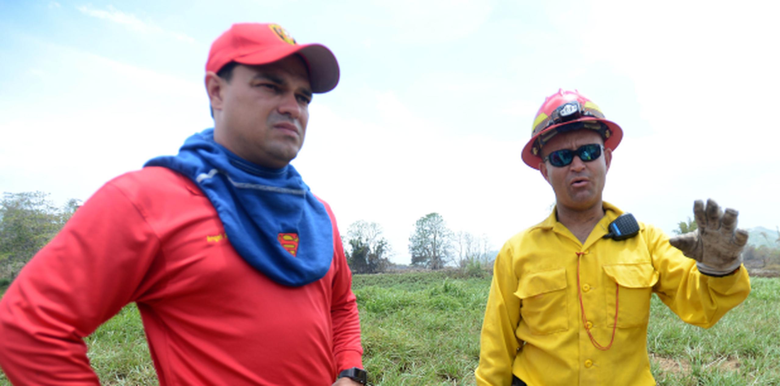 El actual jefe de Bomberos, Ángel Crespo, a la izquierda durante el operativo contra el ya extinto fuego forestal de Gurabo, hizo los ascensos que hoy son debatidos en el tribunal. (Archivo)