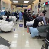 Escena caótica en hospital de China por explosivo brote de COVID