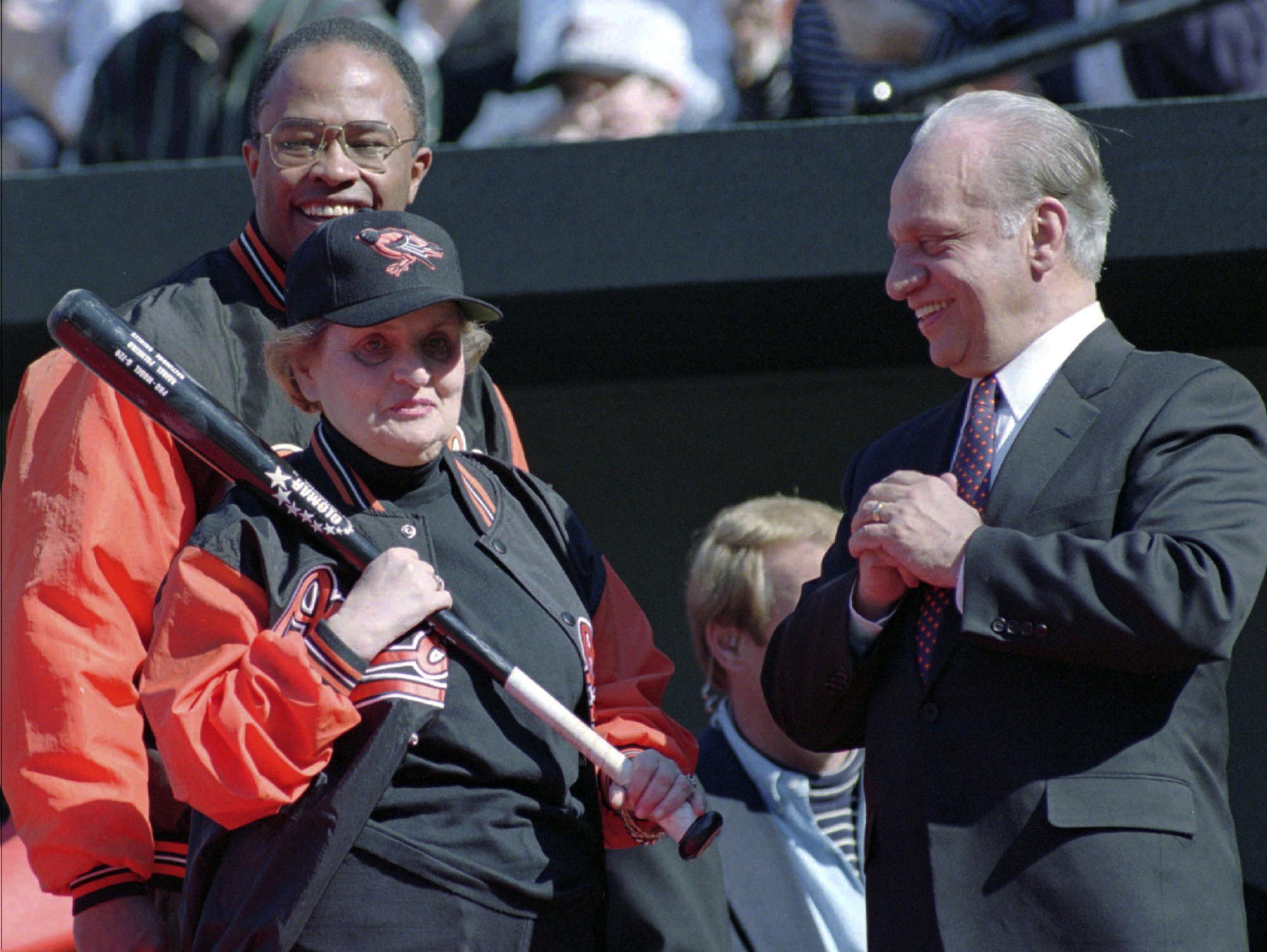 Angelos junto a la entonces secretaria de estado de Estados Unidos, Madeleine Albright  durante la ceremonia de apertura de temporada de los Orioles en 1997.
