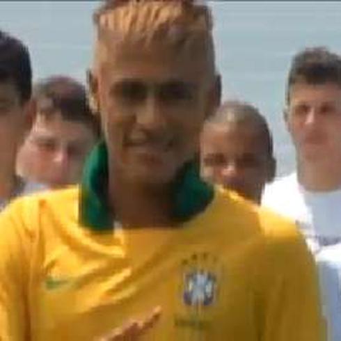 Neymar presenta el nuevo uniforme de Brasil