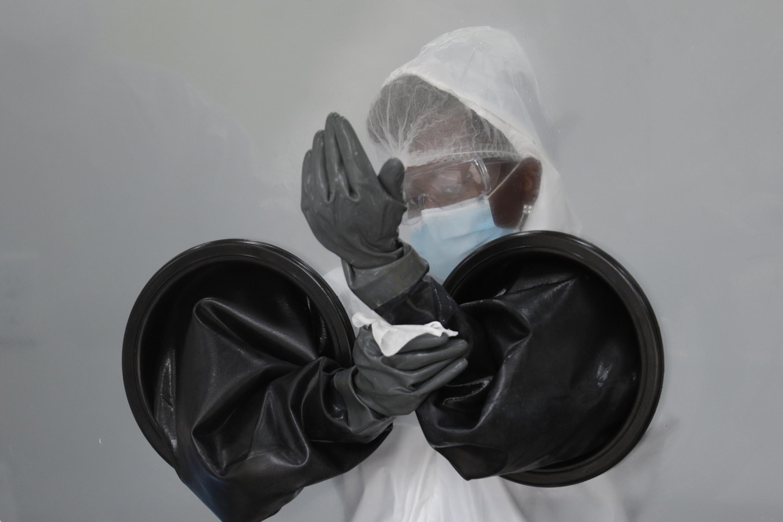Una trabajadora de salud desinfecta su equipo en un sitio de pruebas de COVID-19 en Miami Beach, Florida
