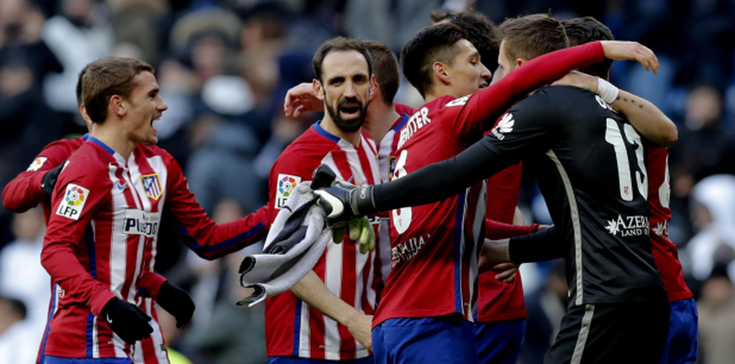 Jugadores del Atlético celebran su victoria 0-1 en el Santiago Bernabéu ante el Real Madrid. (EFE/Ballesteros)
