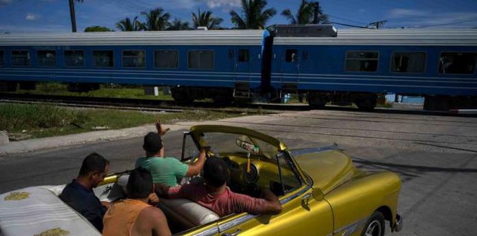 Los pasajes Habana-Guantánamo cuestan entre 200 pesos cubanos (8 dólares) por el viaje completo o apenas 20 pesos cubanos (80 centavos estadounidenses) por el trayecto entre Habana y Matanzas, la primera parada de la ruta. (AP)