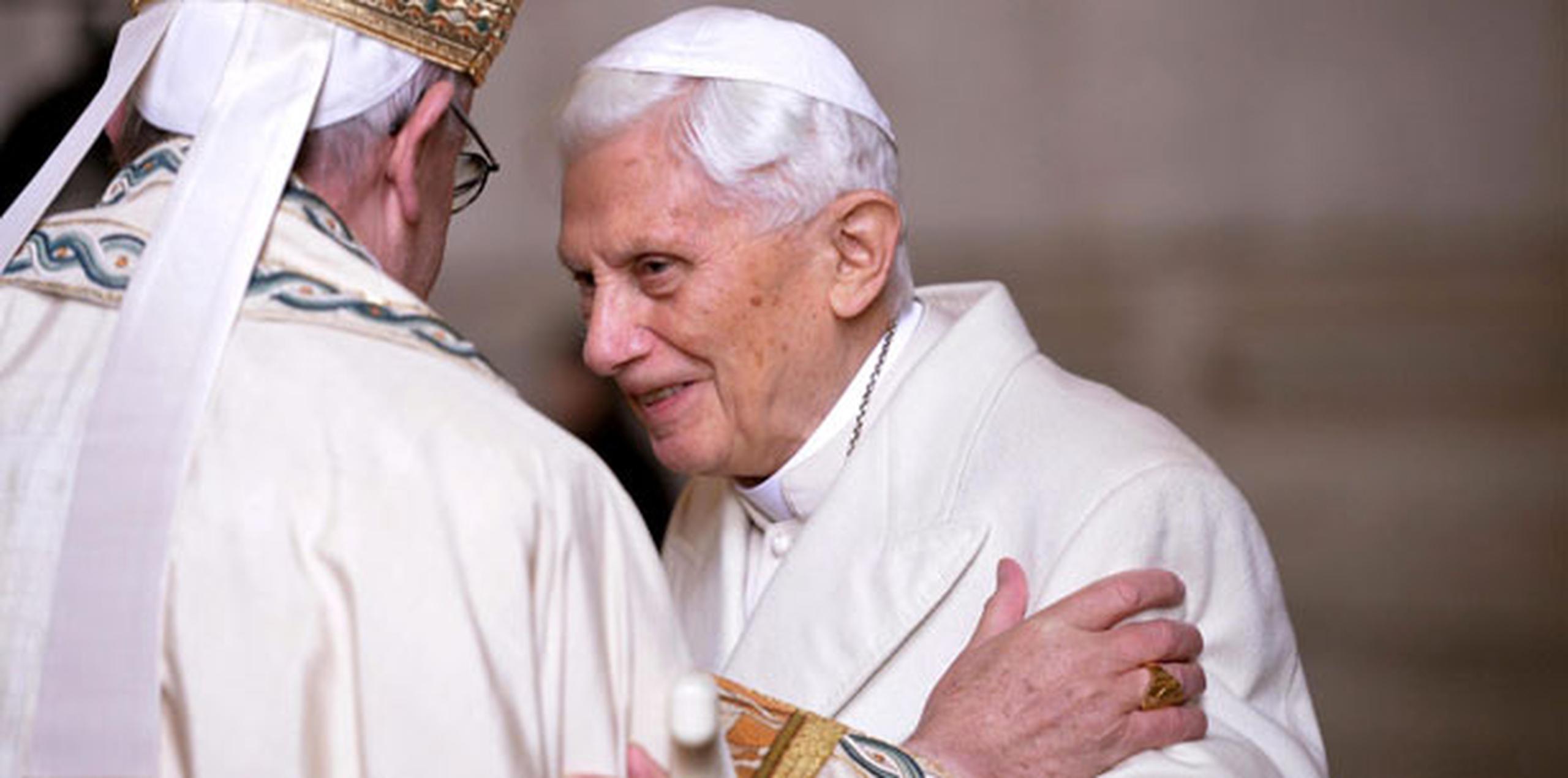 Después de ver el lento sufrimiento hasta la muerte de Juan Pablo II sin que nunca se pensase en su renuncia, Benedicto XVI, que en abril cumpliría 86 años y aparentemente en buenas condiciones físicas y mentales, demostraba que un pontífice podía abandonar el pontificado. (Archivo)