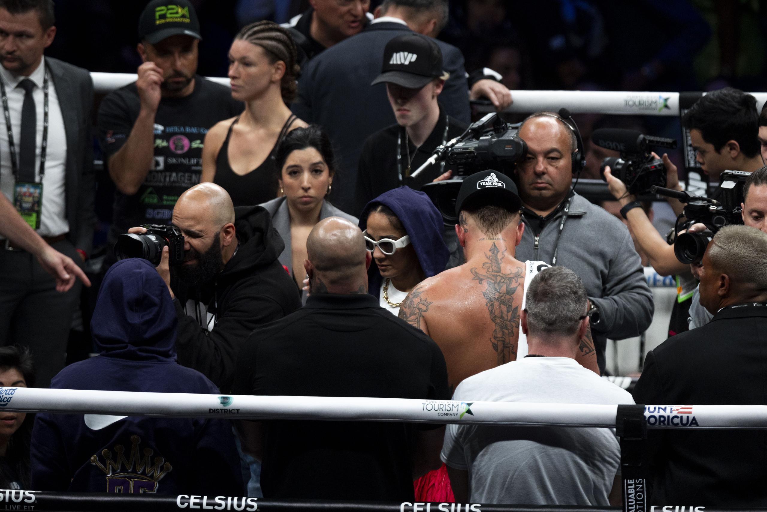 Amanda Serrano luce decepcionada tras anunciar al público que no podría pelear contra Nina Meinka tras sufrir una lesión en un ojo antes de comenzar el combate de campeonato.