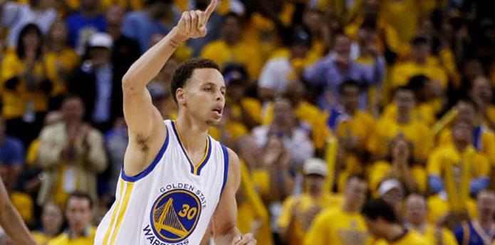 Stephen Curry y los Warriors de Golden State defendieron su cancha local en el inicio de la serie final y se impusieron a los Cavaliers de Cleveland. (AFP)