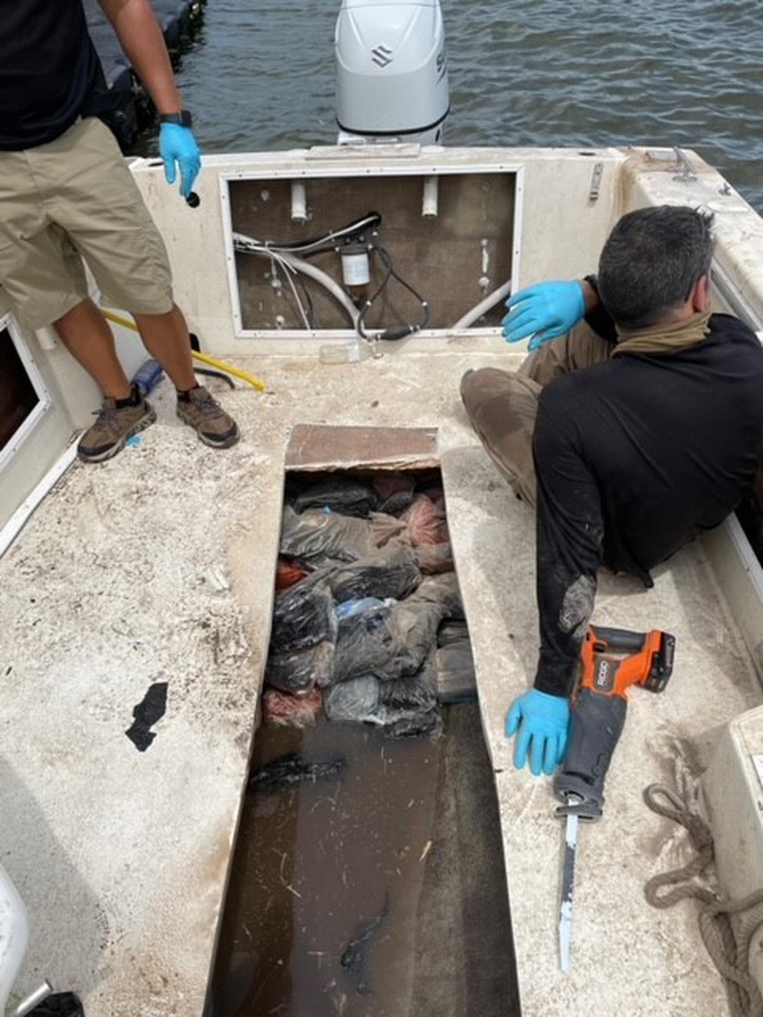 La agencia de Aduanas y Protección Fronteriza de Estados Unidos (CBP, por sus siglas en inglés) interceptó cerca de la isla de Desecheo una embarcación con dos ocupantes en la que transportaban 409 kilos (902 libras) de cocaína.