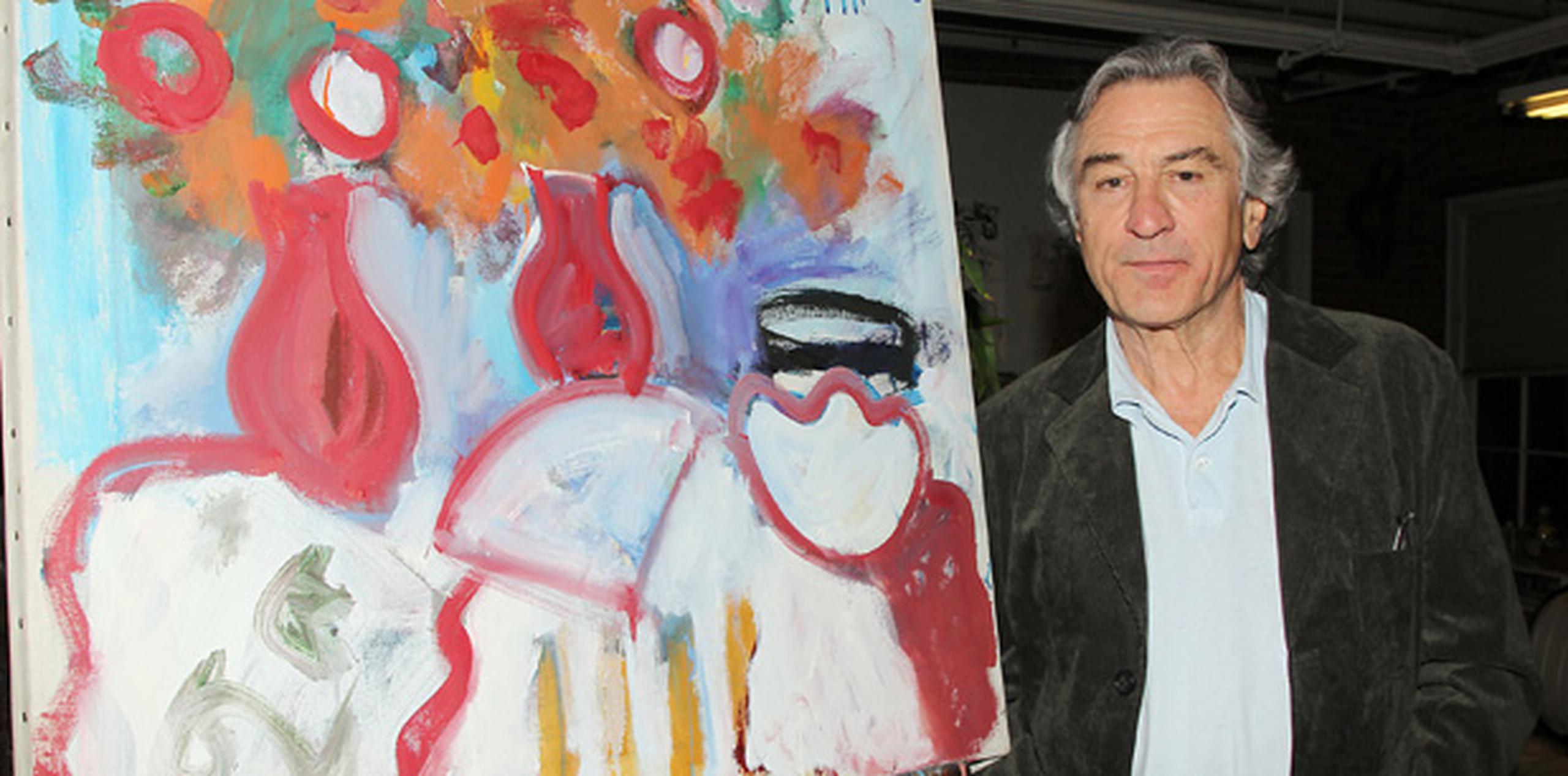El actor Robert De Niro posa junto a una pintura realizada por su padre. (AP)