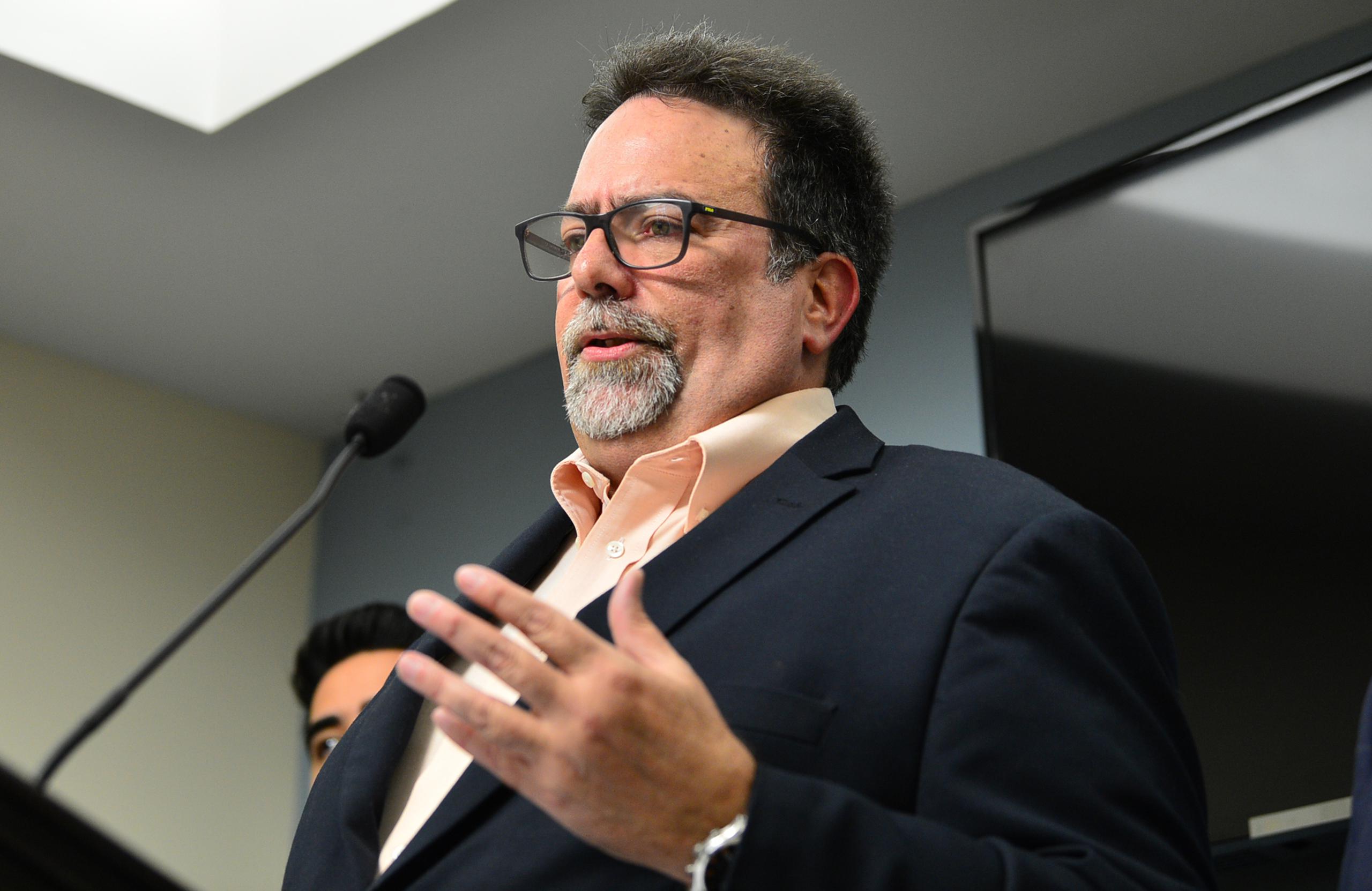 El representante independentista Denis Márquez, propuso mejorar el lenguaje  y la parte dispositiva de los proyectos de ley, pues dijo que el mandato de 24 horas podría afectar una investigación.