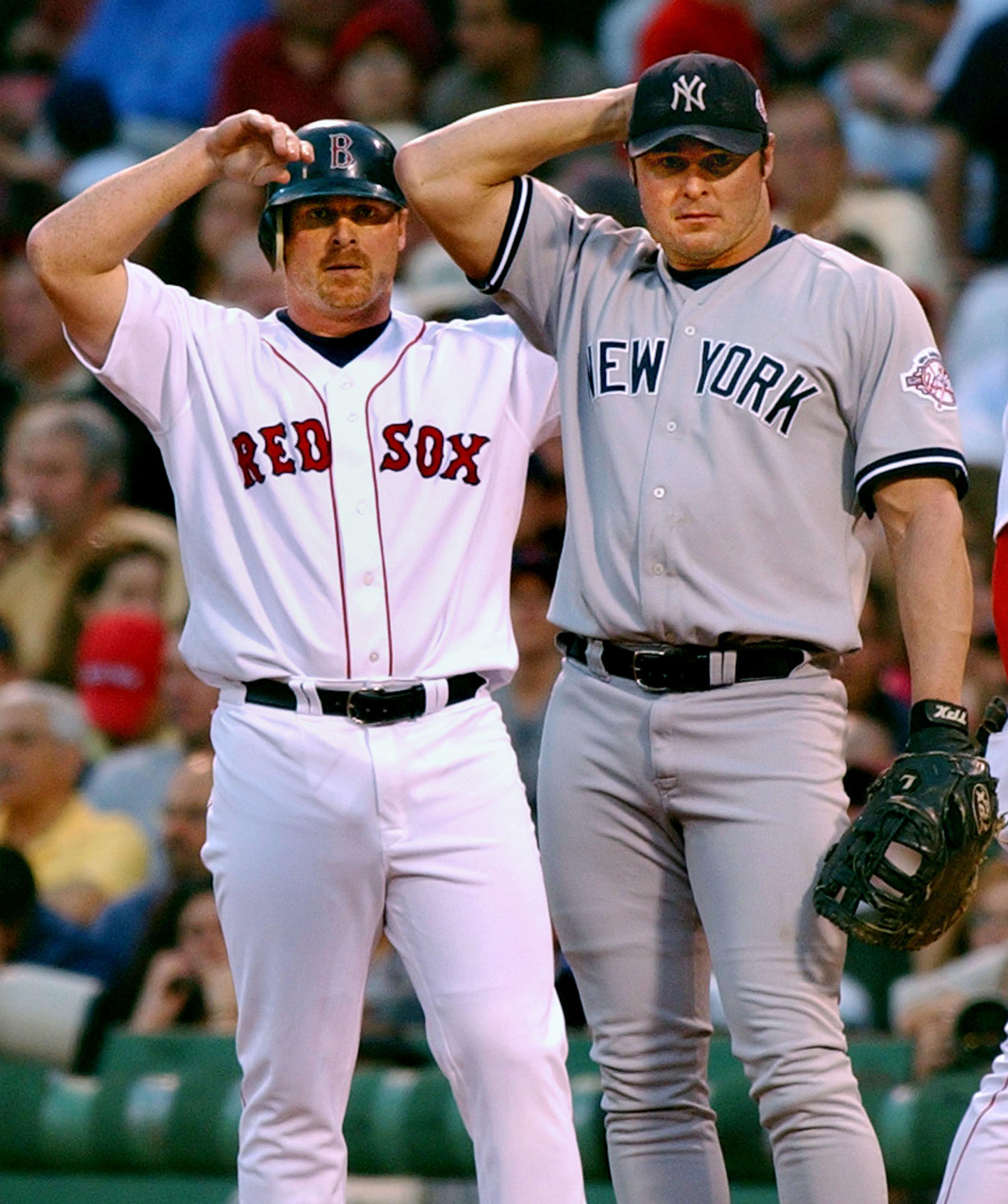 Jeremy Giambi, en uniforme de los Red Sox de Boston, junto a su hermano Jason Giambi, de los Yankees de Nueva York, en una foto del 2003.