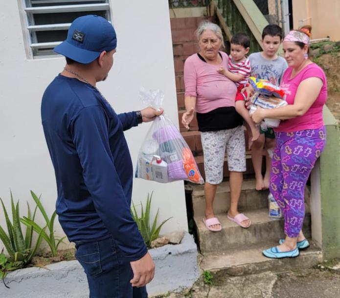 Miembros del Negociado de la Policía han sido destacados en comunidades de varios municipios afectadas por el paso del huracán Fiona para ayudar en la rehabilitación de sus hogares y la distribución de productos de primera necesidad.