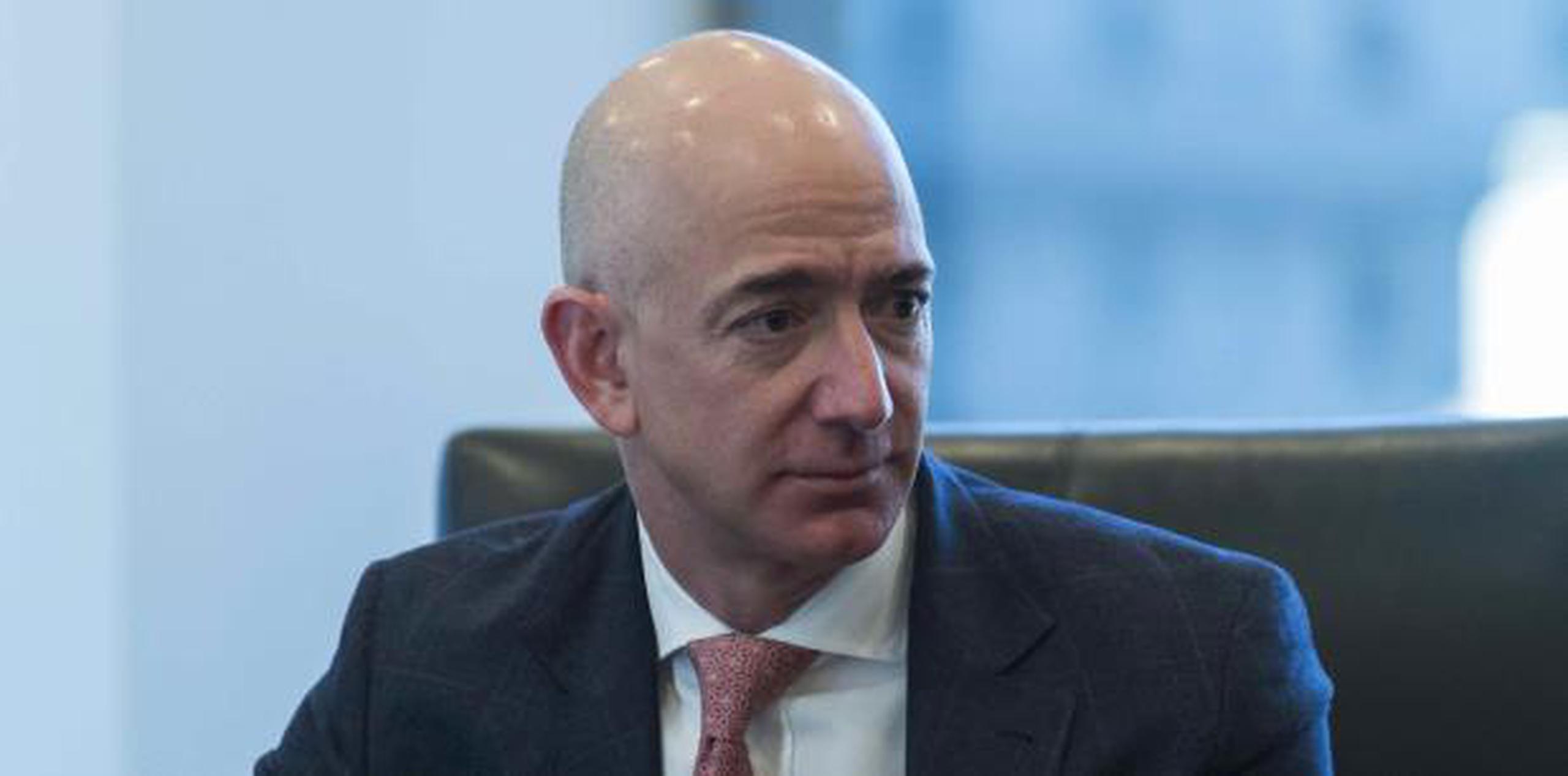 Jeff Bezos dijo que lo amenazaron con publicar fotos explícitas de él a menos que deje de investigar cómo la publicación obtuvo mensajes que intercambió con su amante. (EFE / Albin Lohr-Jones)
