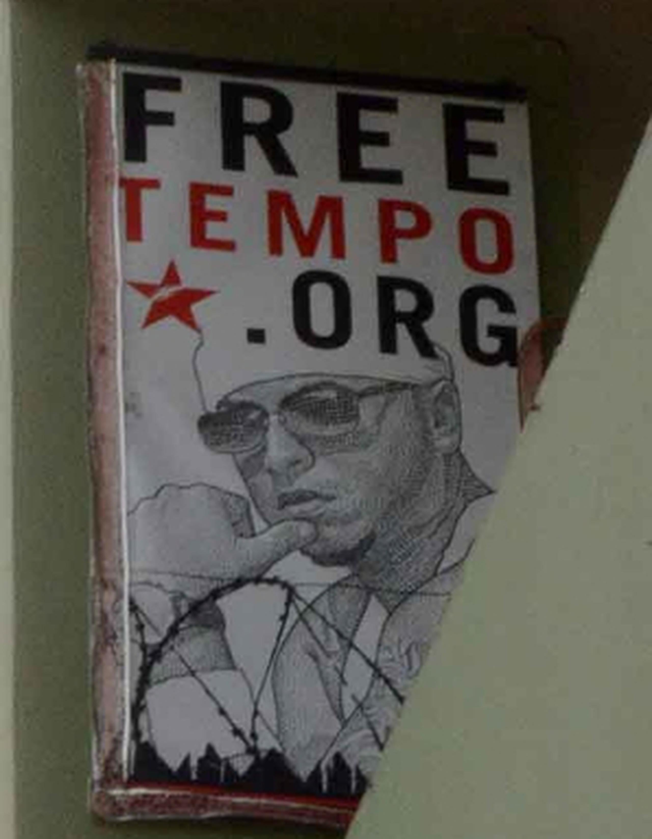 En algunos balcones del residencial habían afiches de la campaña para liberar al reguetonero. (Para Primera Hora / Edgar Vázquez )