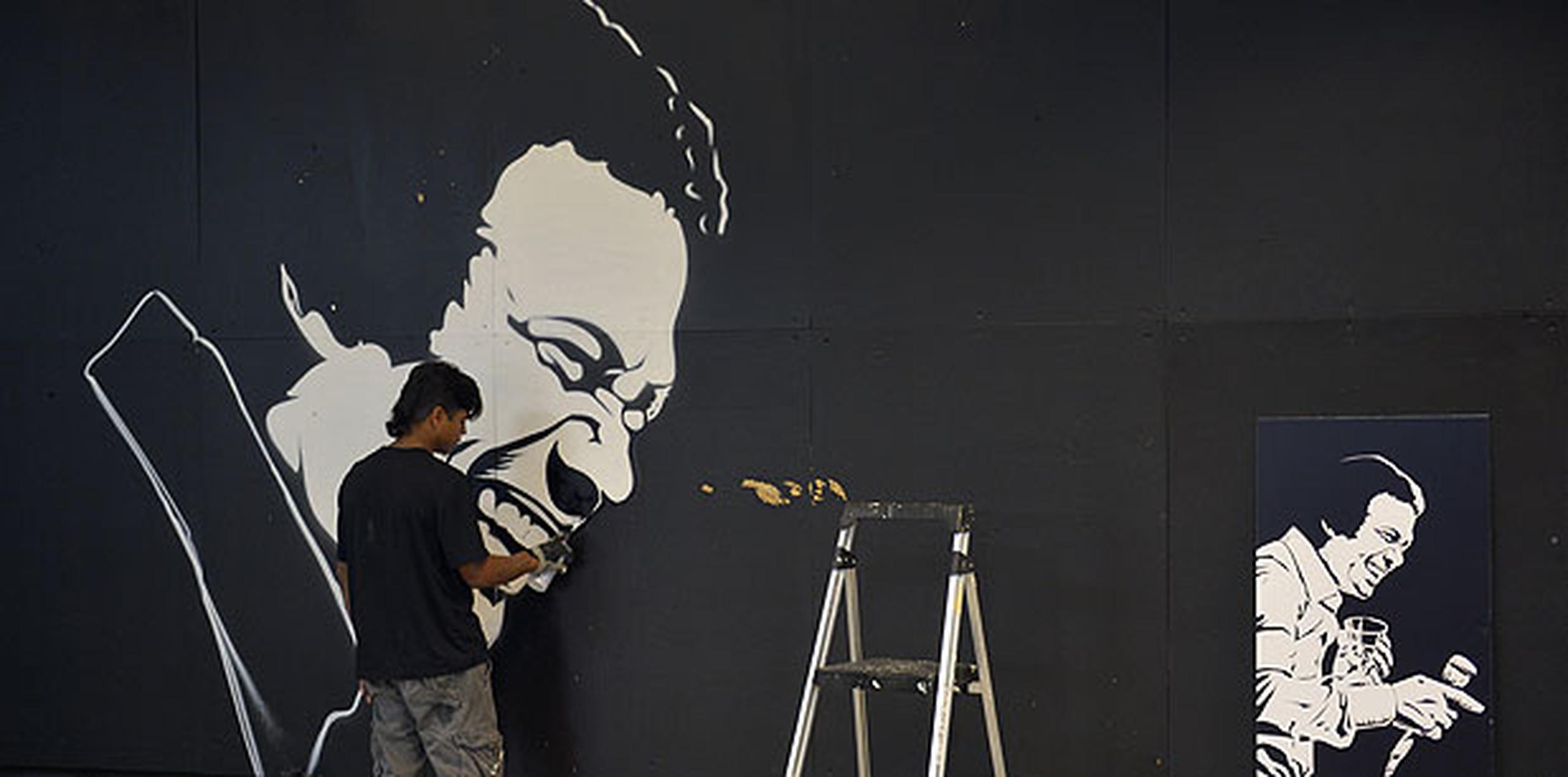 De la misma forma en que se preparaba el área de la cancha, el artista Diego Romero, alías Exor, pintaba un mural en aerosol de la cara del cantante de éxitos como "Amada mía" y "El ratón". (gerald.lopez@gfrmedia.com)