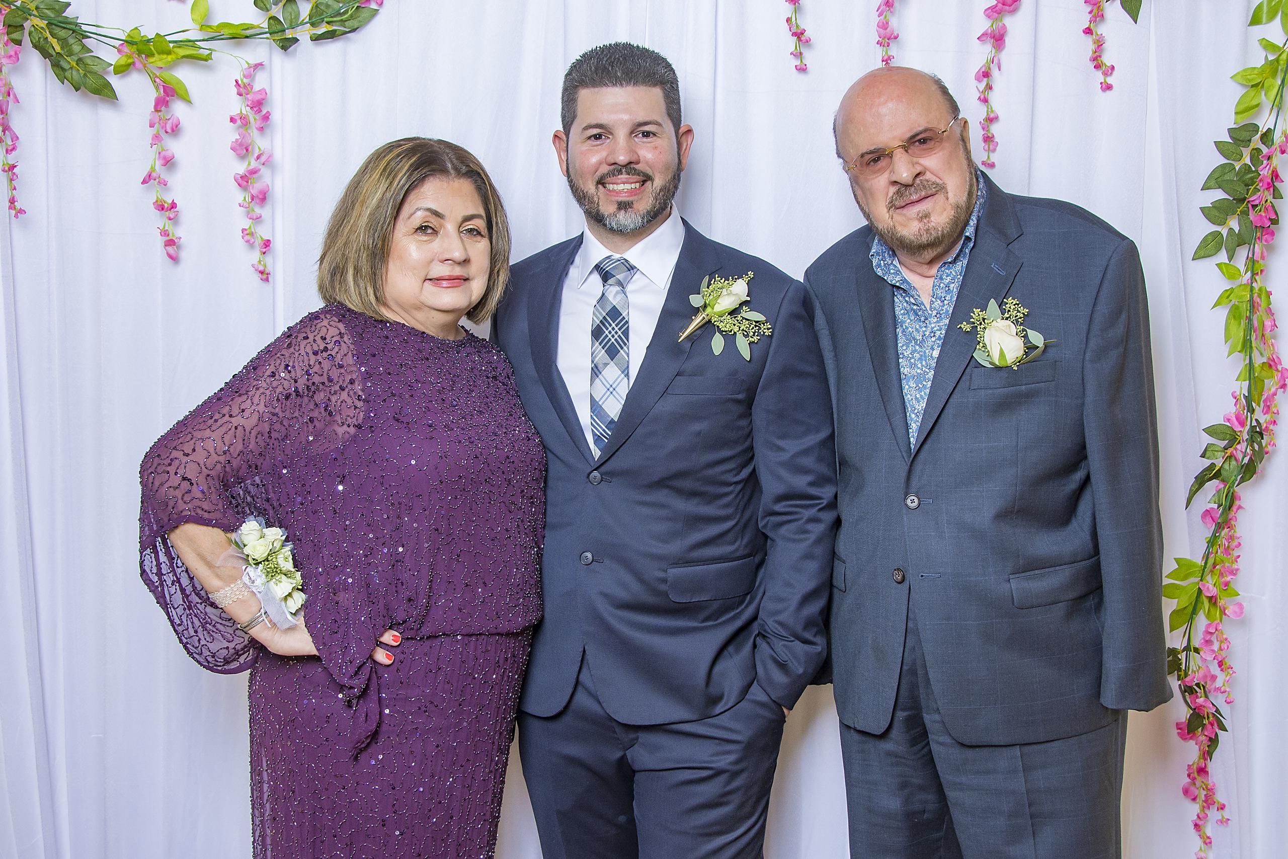 Carlos Bracero González, de 42 años (centro), hijo de crianza de Josantonio Mellado (derecha), e hijo mayor de su esposa, Carmen González, lleva una semana hospitalizado.
