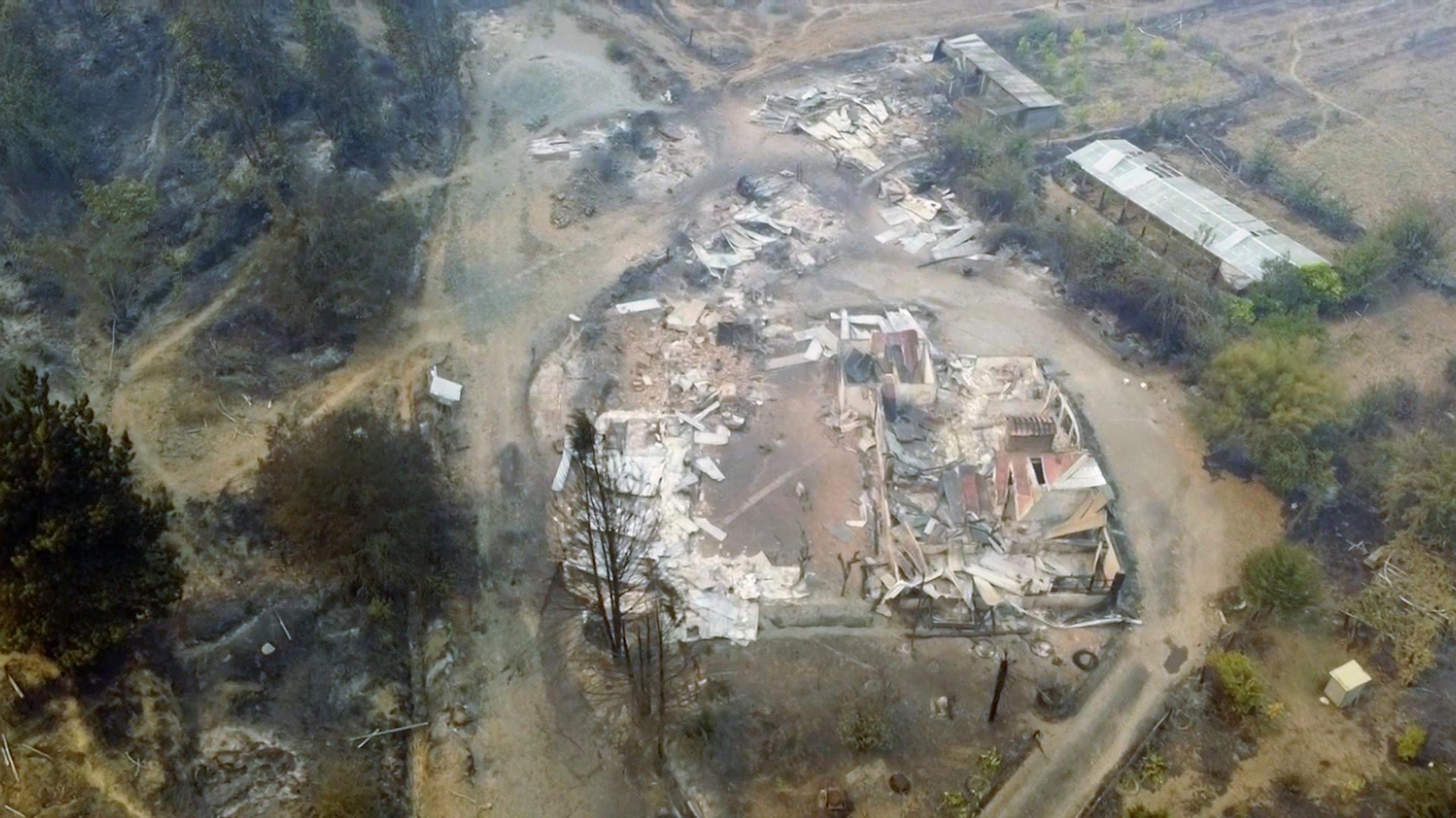 Fotografía de las afectaciones de los incendios en las regiones de Biobío y Ñuble, en Chile, el 3 de enero de 2023. (EFE/ Javier Conce)