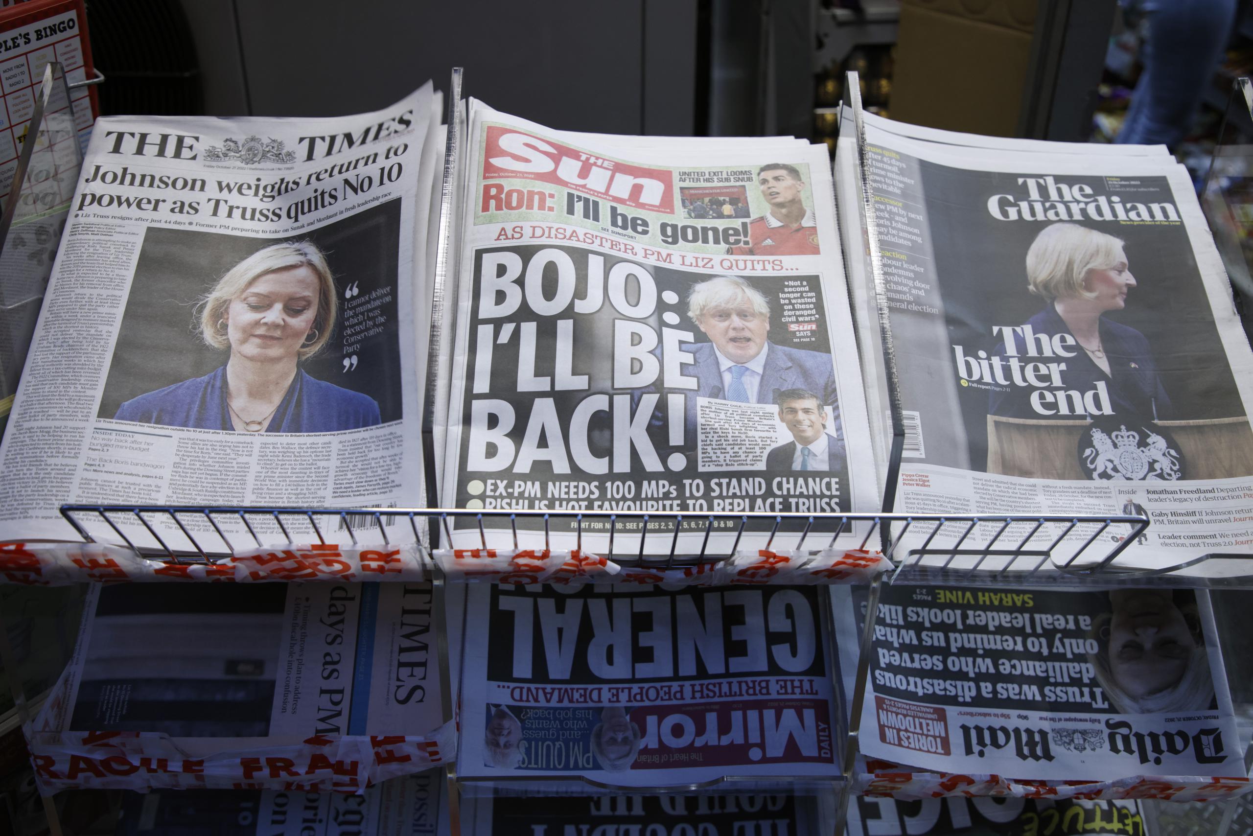 Una selección de portadas de diarios británicos informan sobre la renuncia de la primera ministra Liz Truss en un quiosco del centro de Londres.