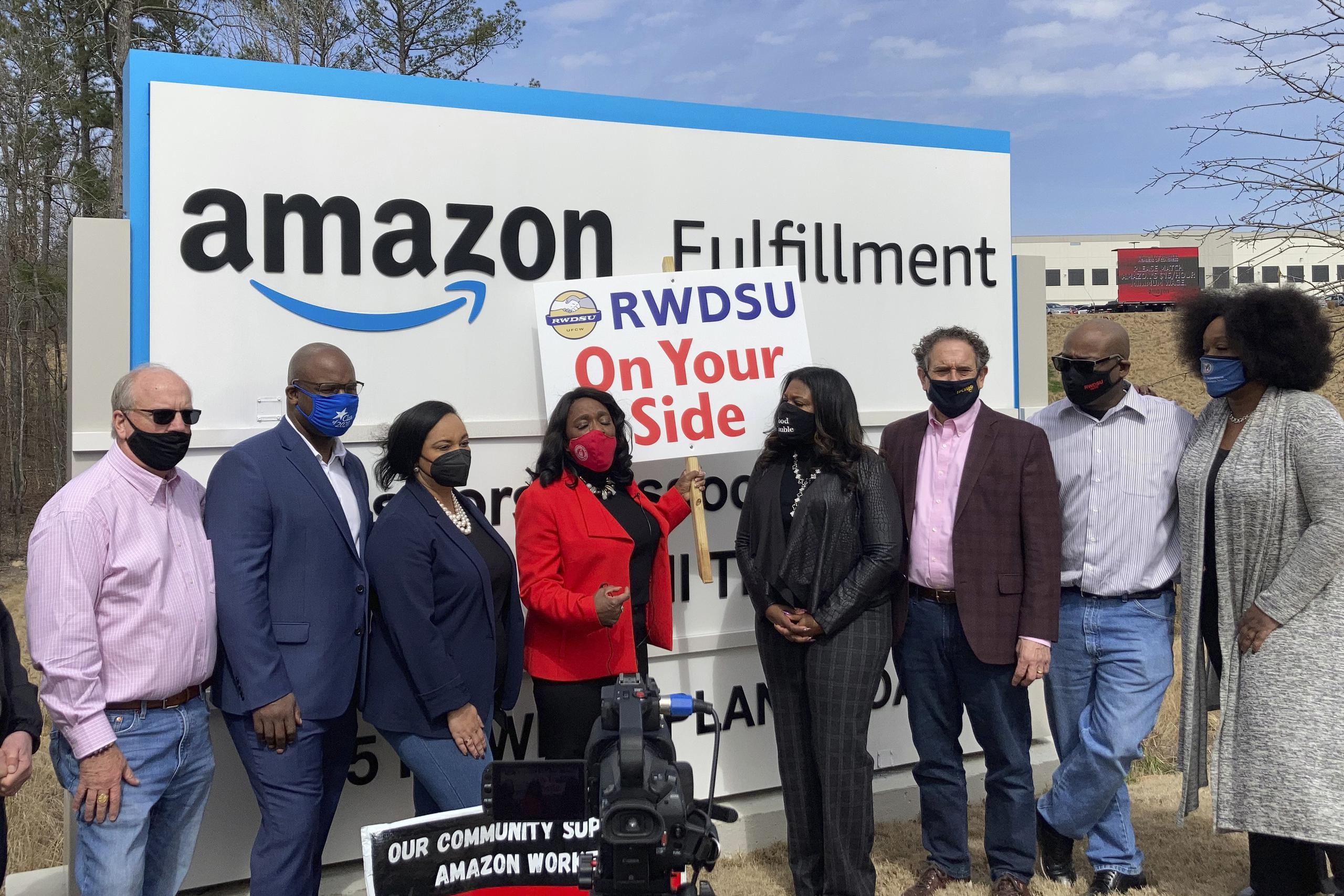 Congresistas demócratas se reúnen con representantes del Sindicato de Minoristas, Mayoristas y Tiendas Departamentales afuera de un centro de distribución de Amazon en Bessemer, Alabama.