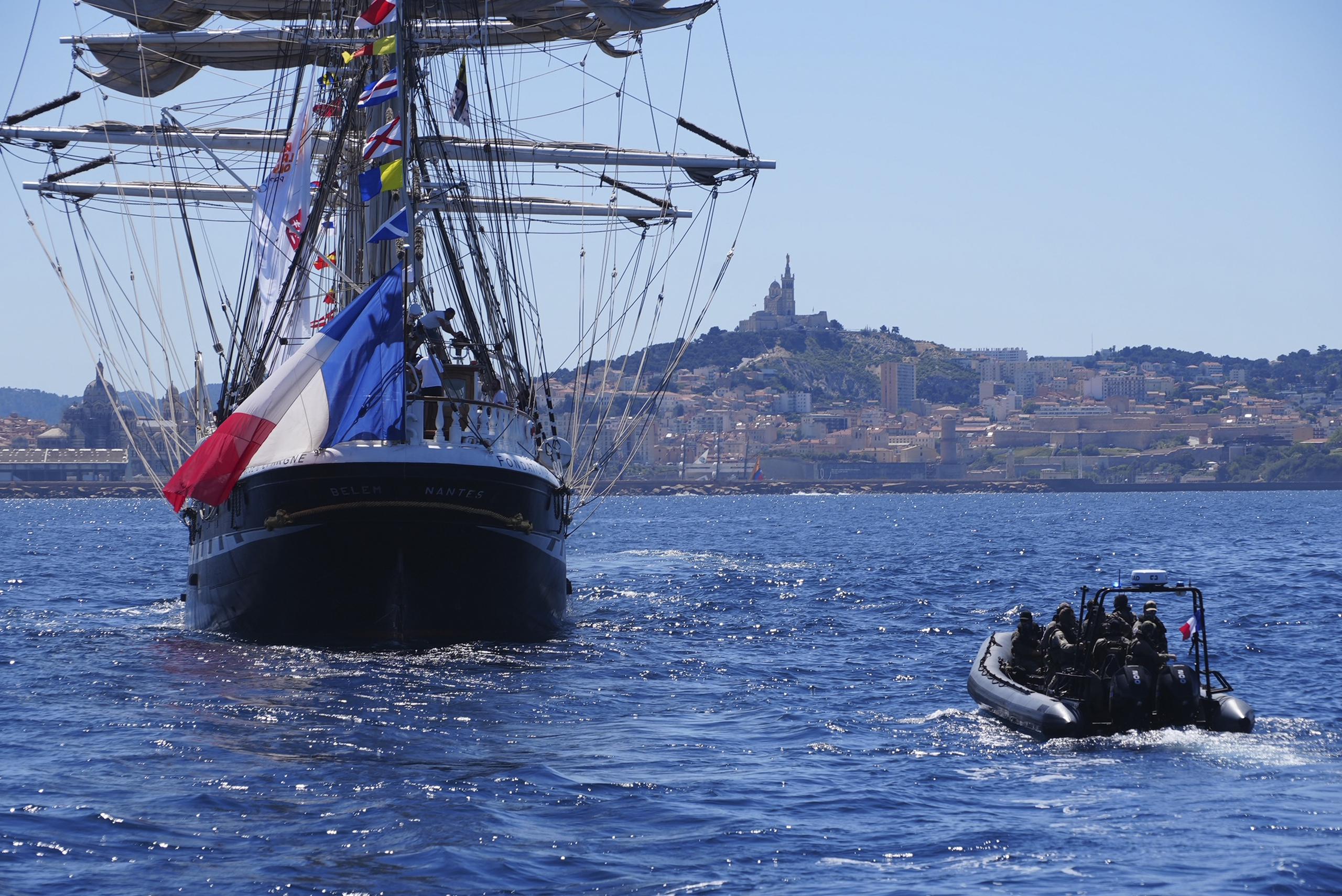 El Belem, el velero con la llama de los Juegos Olímpicos de París, se acerca al puerto de Marsella.