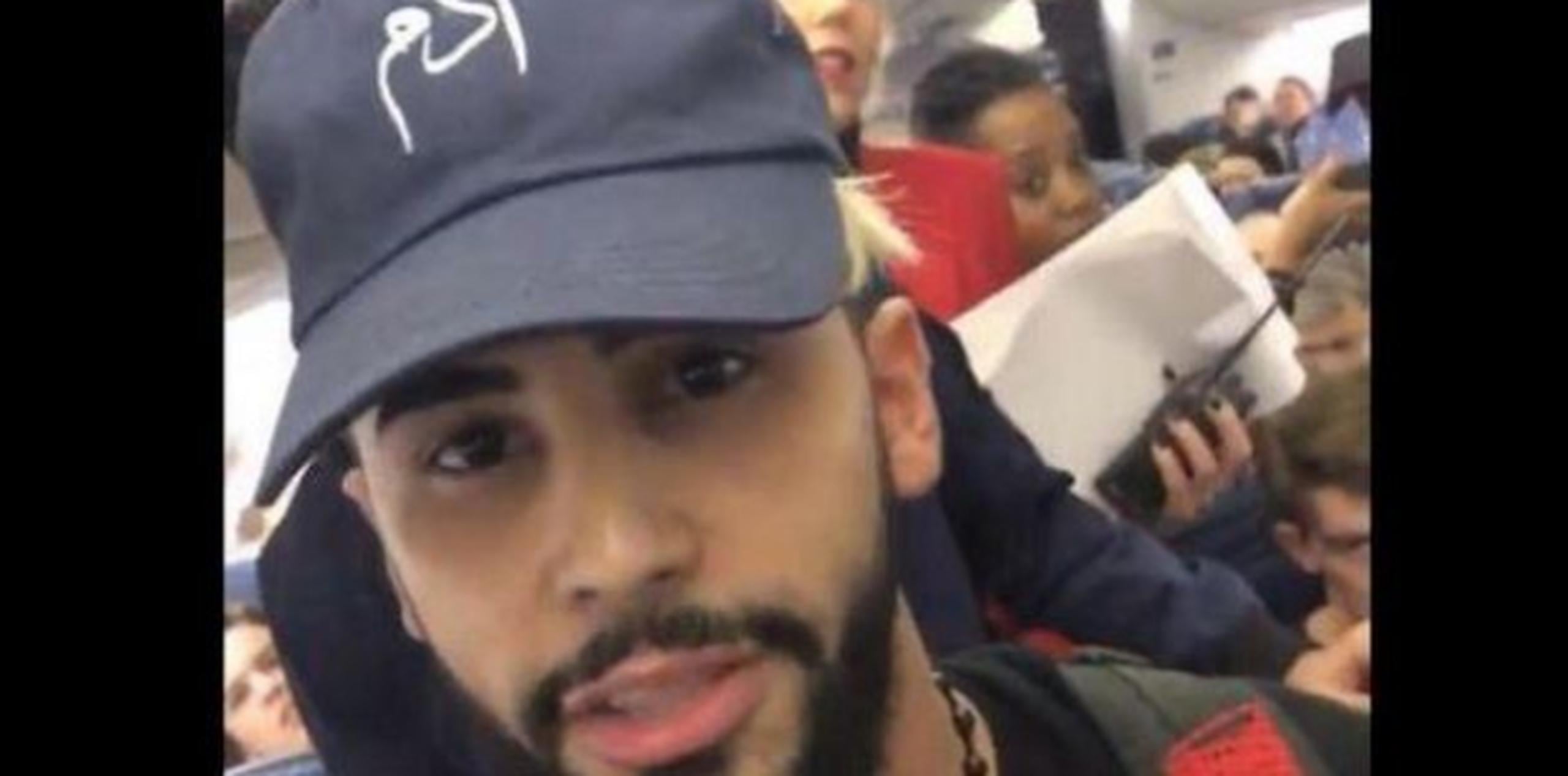 La aerolínea manifestó en su cuenta de Twitter que el neoyorkino fue retirado por "disturbios" en la cabina que causaron la incomodidad de más de 20 pasajeros. (Twitter)