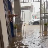 Rescatan a estudiantes y maestros de escuelas inundadas en Yauco