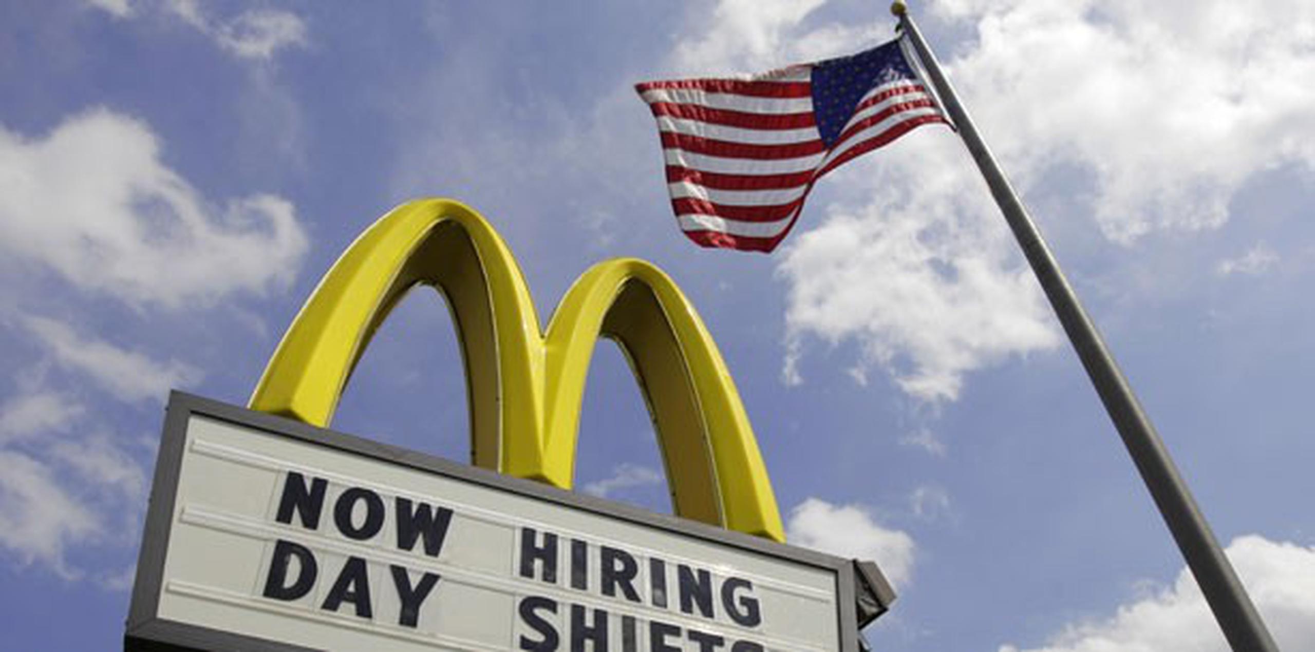 Con el anuncio de hoy, McDonald's sigue la estela del gigante minorista Wal-Mart, que también anunció una subida salarial a sus empleados hasta los 10 dólares por hora. (AP Photo/Amy Sancetta, File)
