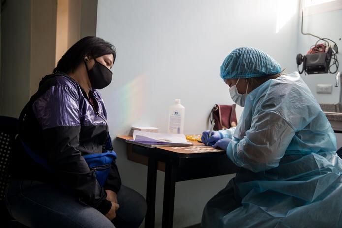 Una enfermera toma los datos de una mujer para realizarle una prueba para detectar el COVID-19, el 24 de enero de 2022, en Caracas (Venezuela). EFE/Miguel Gutiérrez