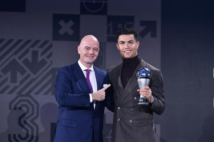 El presidente de la FIFA, Gianni Infantino (izquierda) le entregó a Cristiano Ronaldo el premio especial The Best durante una gala de FIFA en Zurich, Suiza.