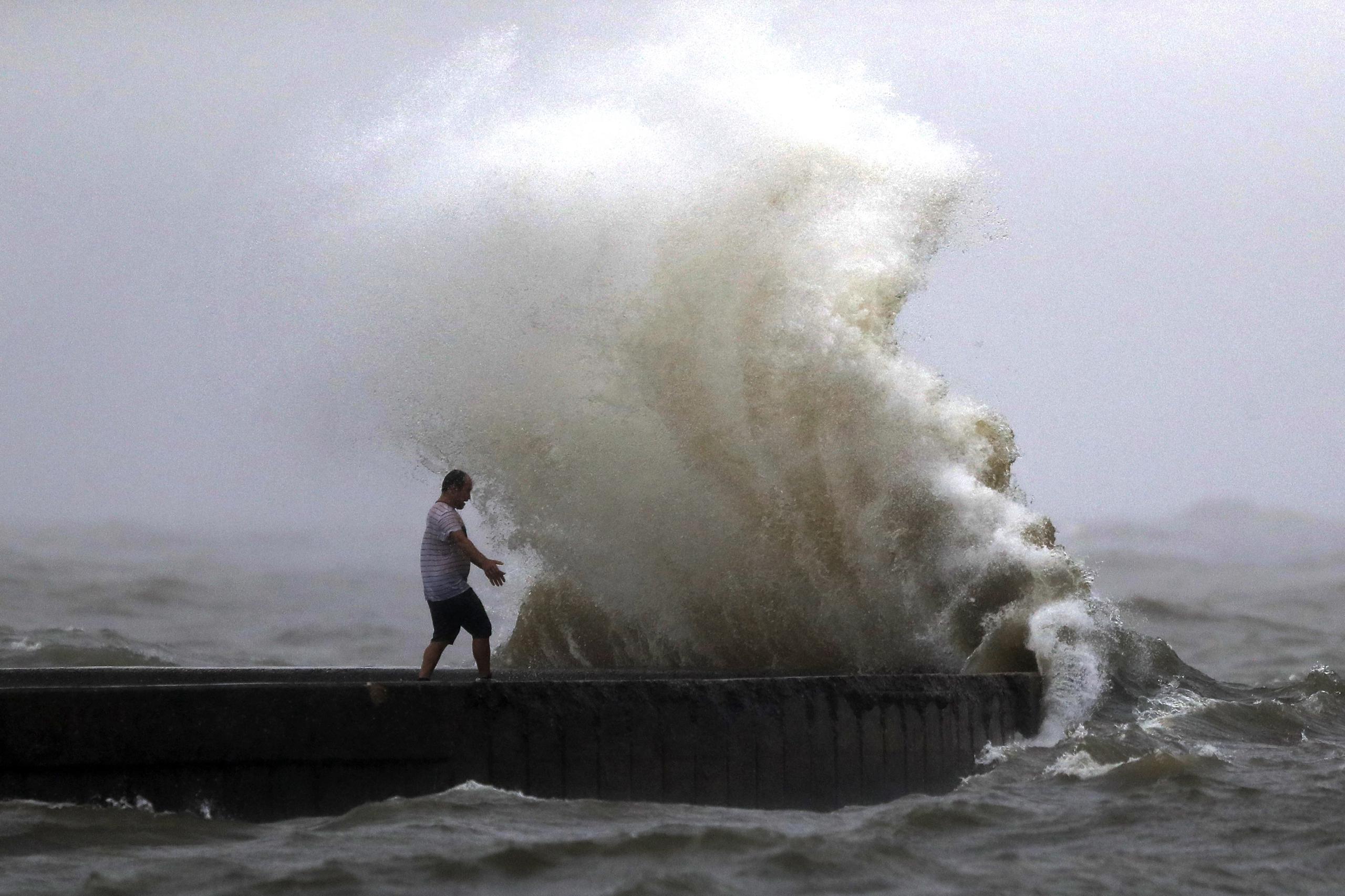 Una ola azota un muelle cerca de la Bahía Orleans en Lake Pontchartrain en Nueva Orleans, durante la llegada de la tormenta tropical Cristóbal a las costas de Luisiana