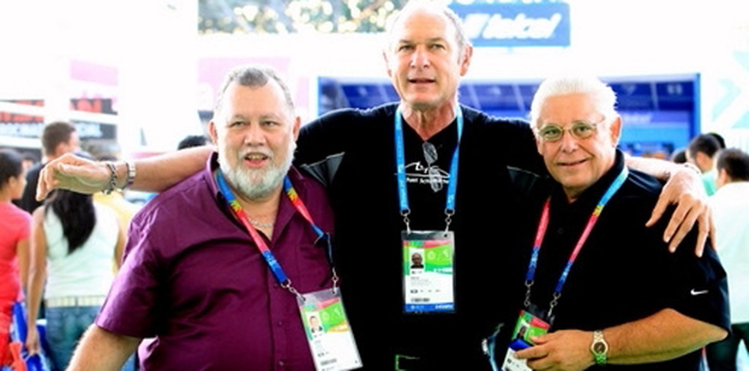 Carlos Uriarte y Humberto Cintron, abrazados al cubano Alberto Juantorena durante los Juegos Panamericanos de Guadalajara  2011. (Archivo)