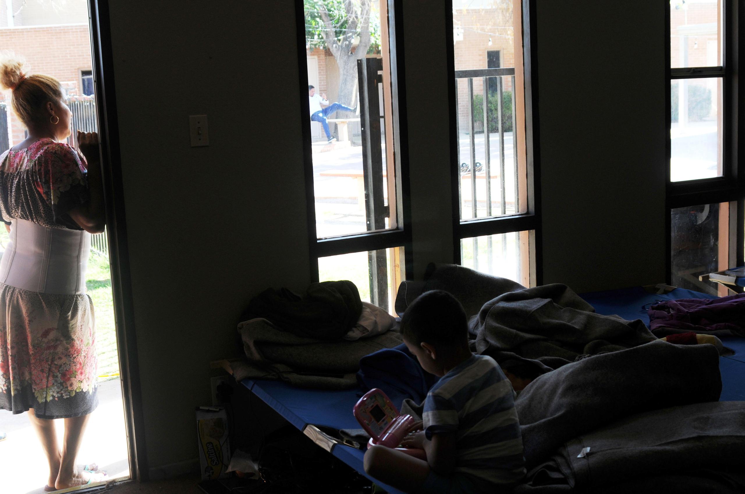 Vista de una mujer inmigrante y su hijo en un albergue. EFE/Beatriz Limón/Archivo
