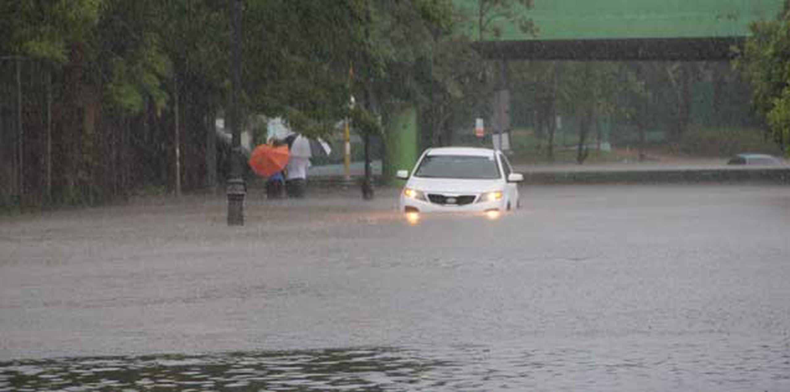 En Santurce, cerca de la estación del Tren Urbano, se inundó por las fuertes lluvias.  (alex.figueroa@gfrmedia.com)