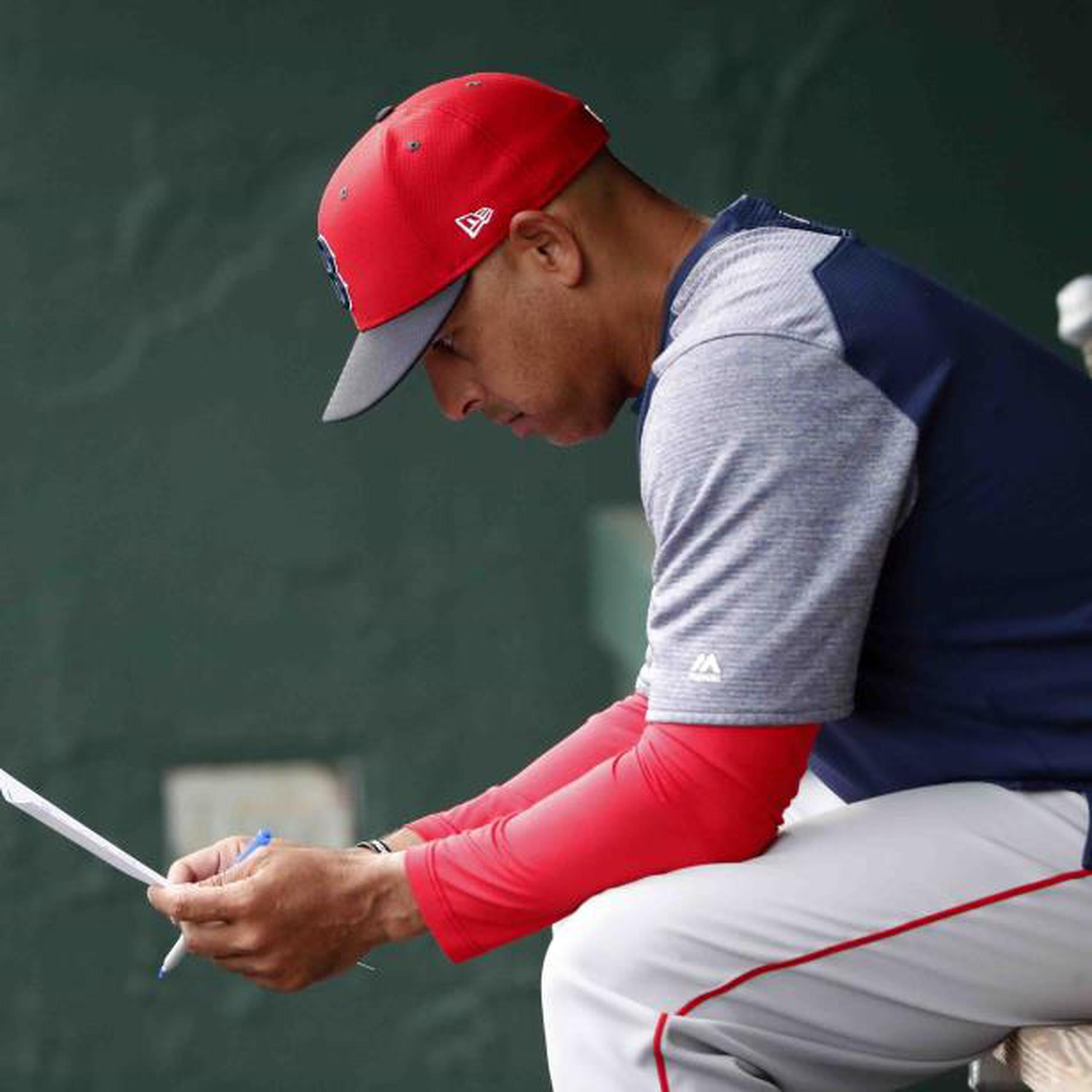 Tras su salida de la dirección de los Red Sox, Alex Cora ahora podría enfrentar una sanción por Major League Baseball. (AP)