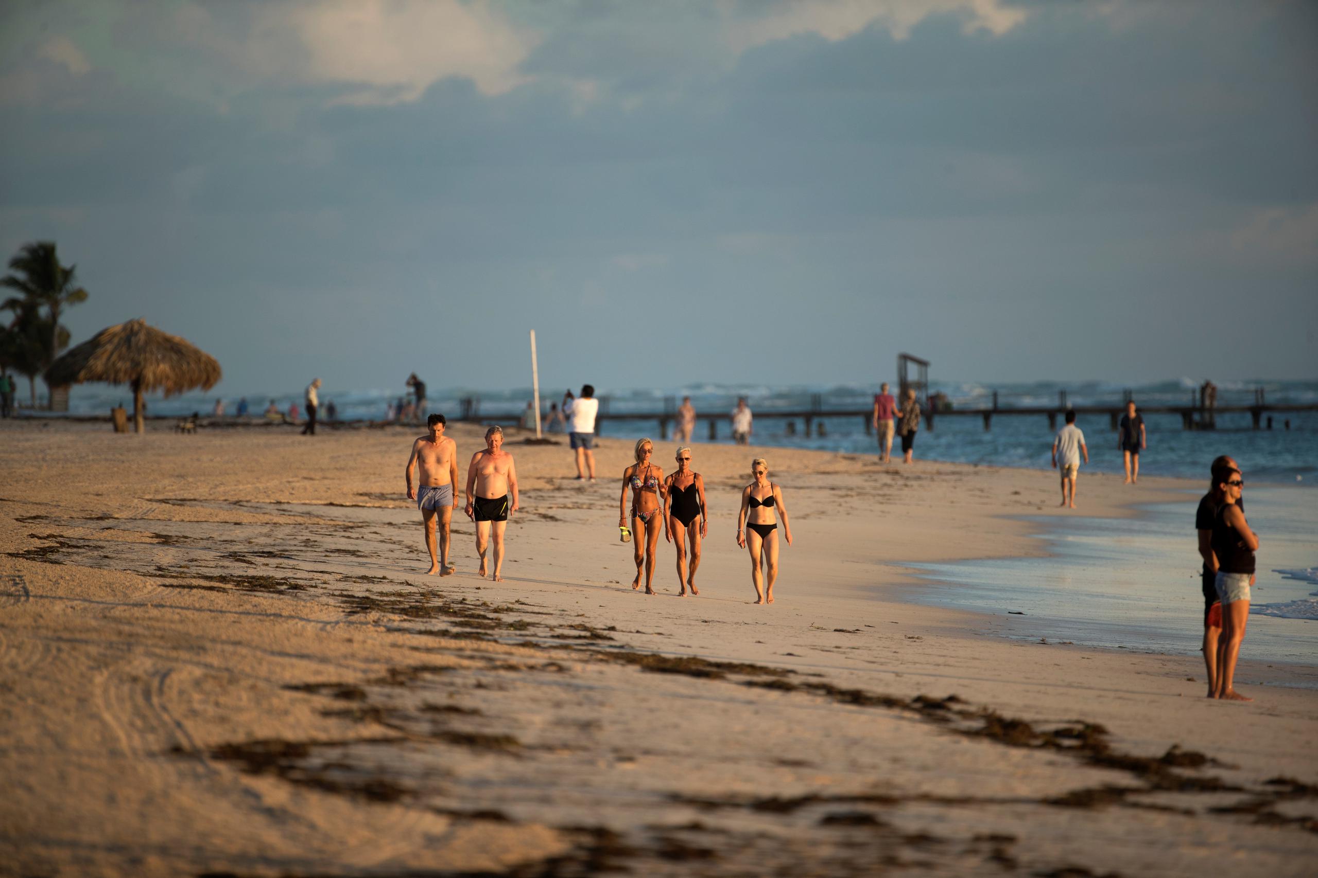 Turistas caminan por playa Bávaro, uno de los principales destinos turísticos del Caribe, en Punta Cana (República Dominicana).