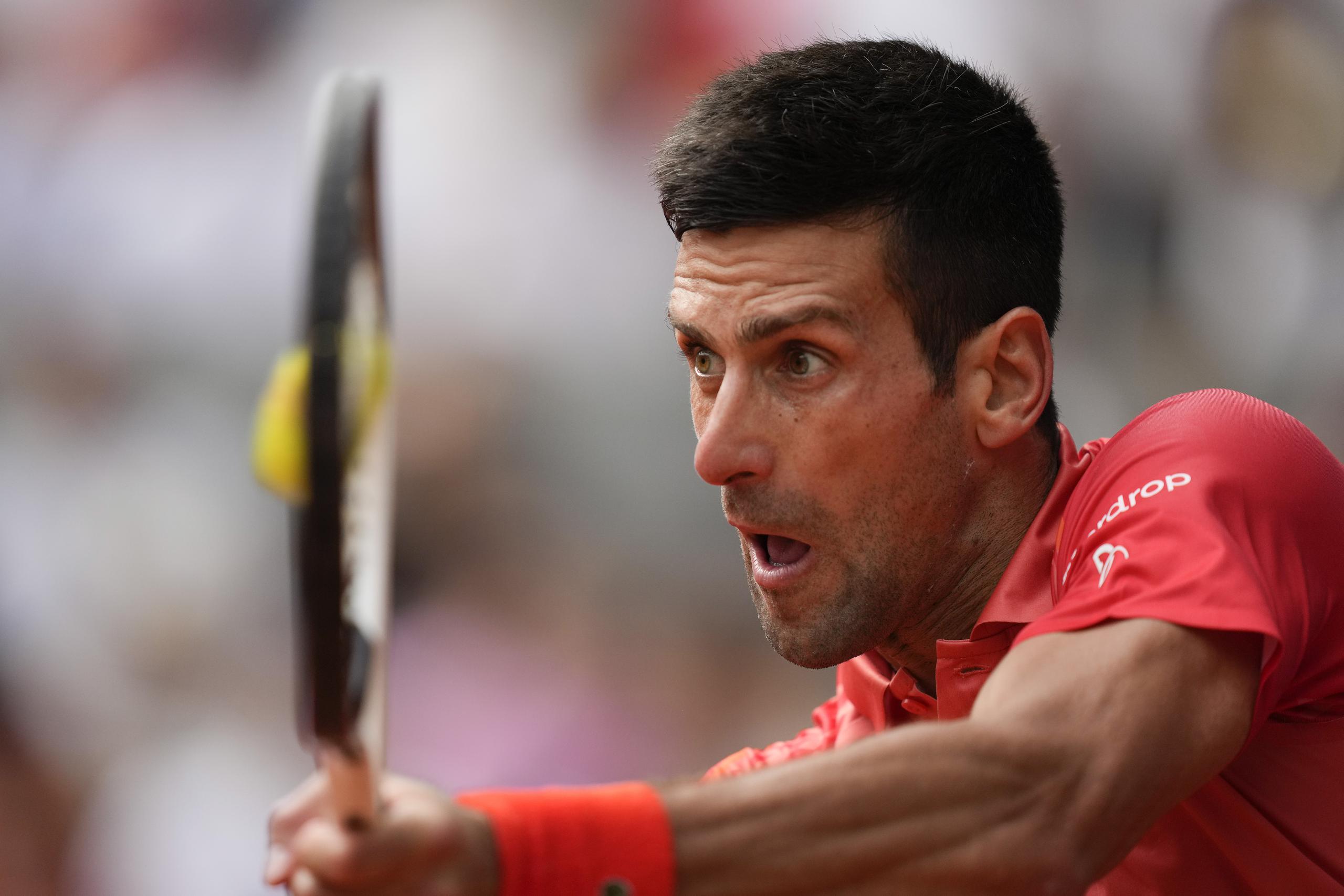 Novak Djokovic devuelve ante Casper Ruud durante la final del Abierto de Francia, el domingo 11 de junio de 2023, en París. (AP Foto/Thibault Camus)