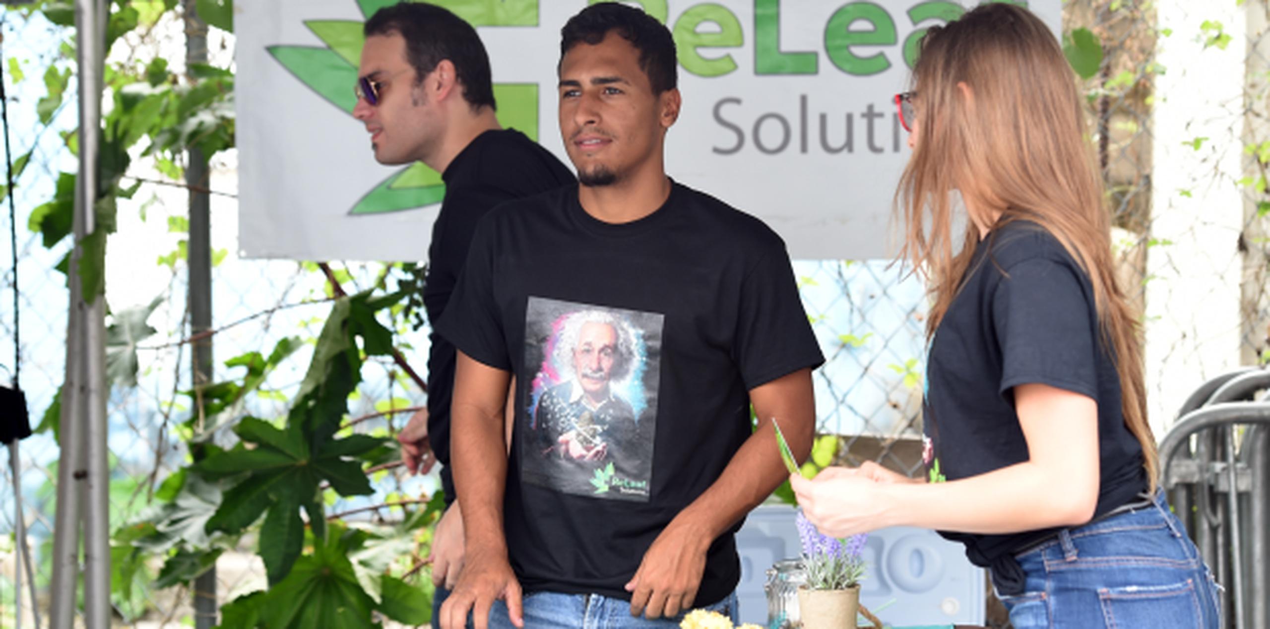 Para Carlos Alexis Nieves, el despunte de la industria del cannabis medicinal significó un cambio de empleo: de pasar podadoras en patios ajenos a ‘budtender’ hace dos meses. (andre.kang@gfrmedia.com)

