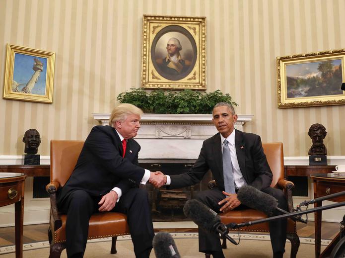 Hasta ahora no se conocían los temas que habían hablado Obama y Trump en el Despacho Oval, pues los dos líderes solo comparecieron ante la prensa durante unos minutos al final del encuentro. (AP)