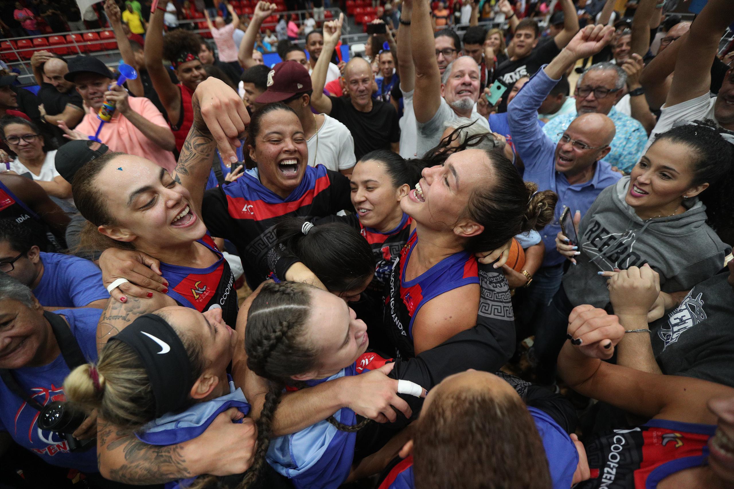 Las Atenienses de Manatí superaron a las Cangrejeras de Santurce en la serie final para celebrar el primer campeonato de la franquicia.