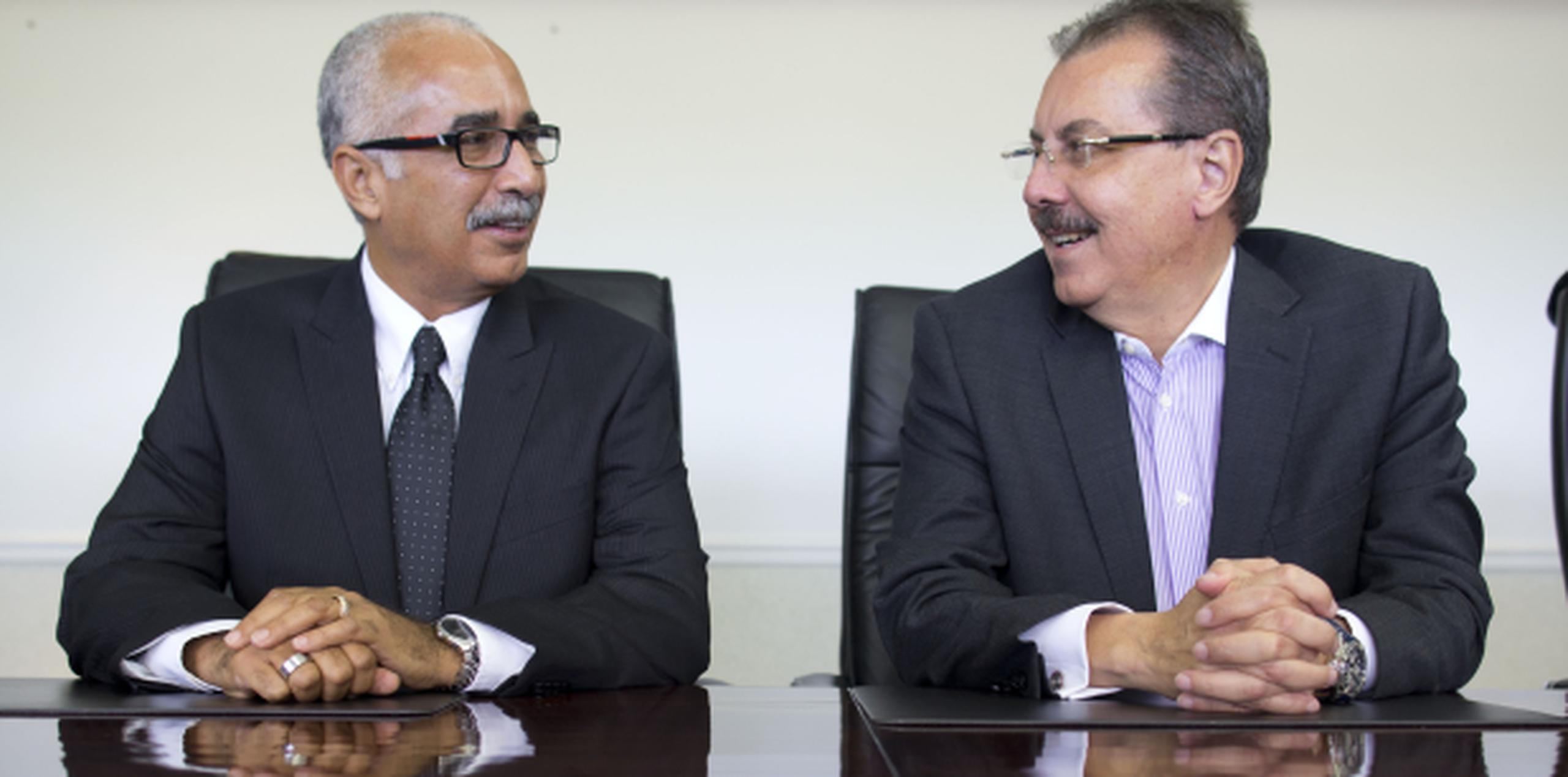 El designado Secretario del Departamento de Hacienda, Raúl Maldonado, izquierda, se reúne con su predecesor Juan Zaragoza. (tonito.zayas@gfrmedia.com)
