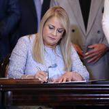 Gobernadora firma tres leyes sobre retiro de empleados públicos