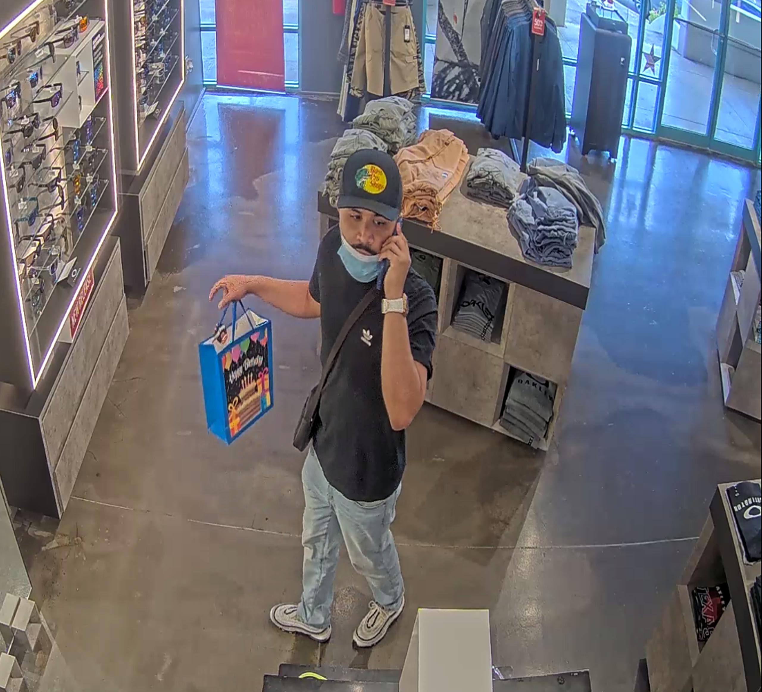 Este individuo es buscado por el CIC de Arecibo como sospechoso del robo de gafas de la tienda Oakley Vault del centro comercial Premium Outlets.
