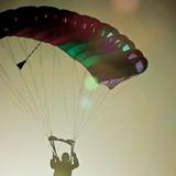 Hombre activa tarde su paracaídas y cae en aeropuerto de Arecibo