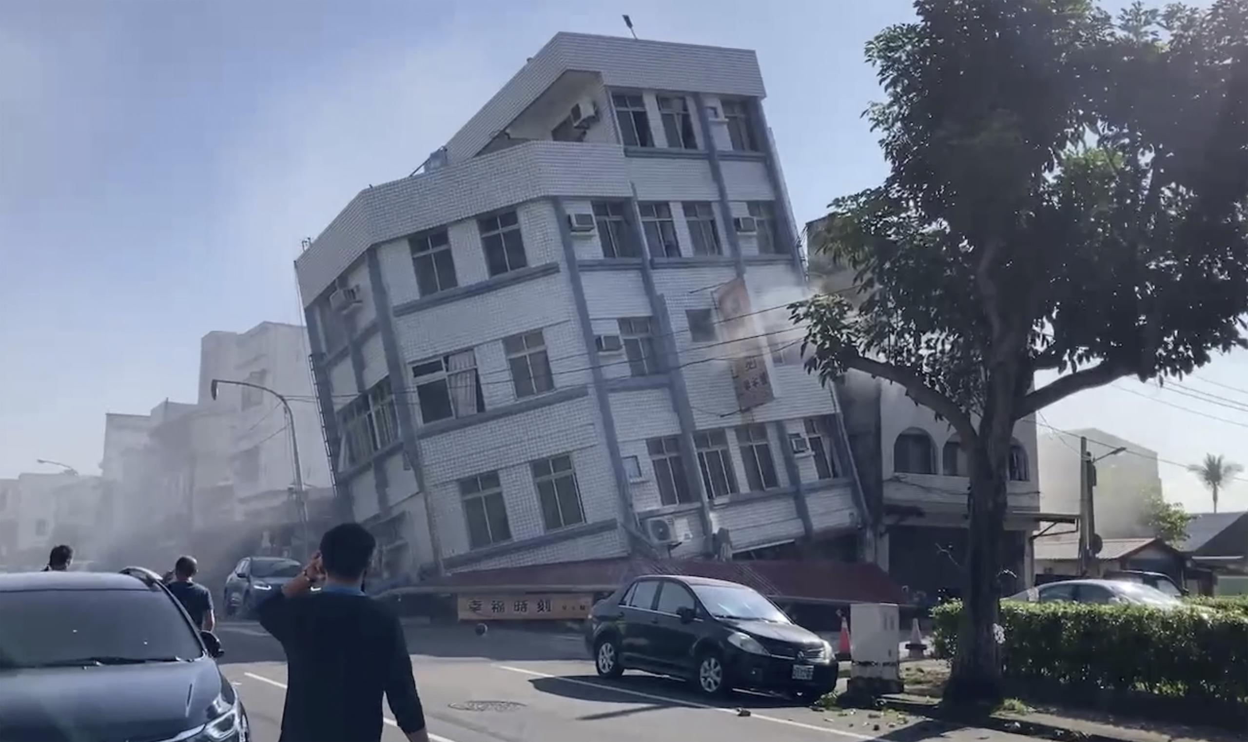 En esta imagen tomada de un video de TVBS se ve el colapso parcial de un edificio, el miércoles 3 de abril de 2024, en Hualien, en el este de Taiwán. (TVBS vía AP)