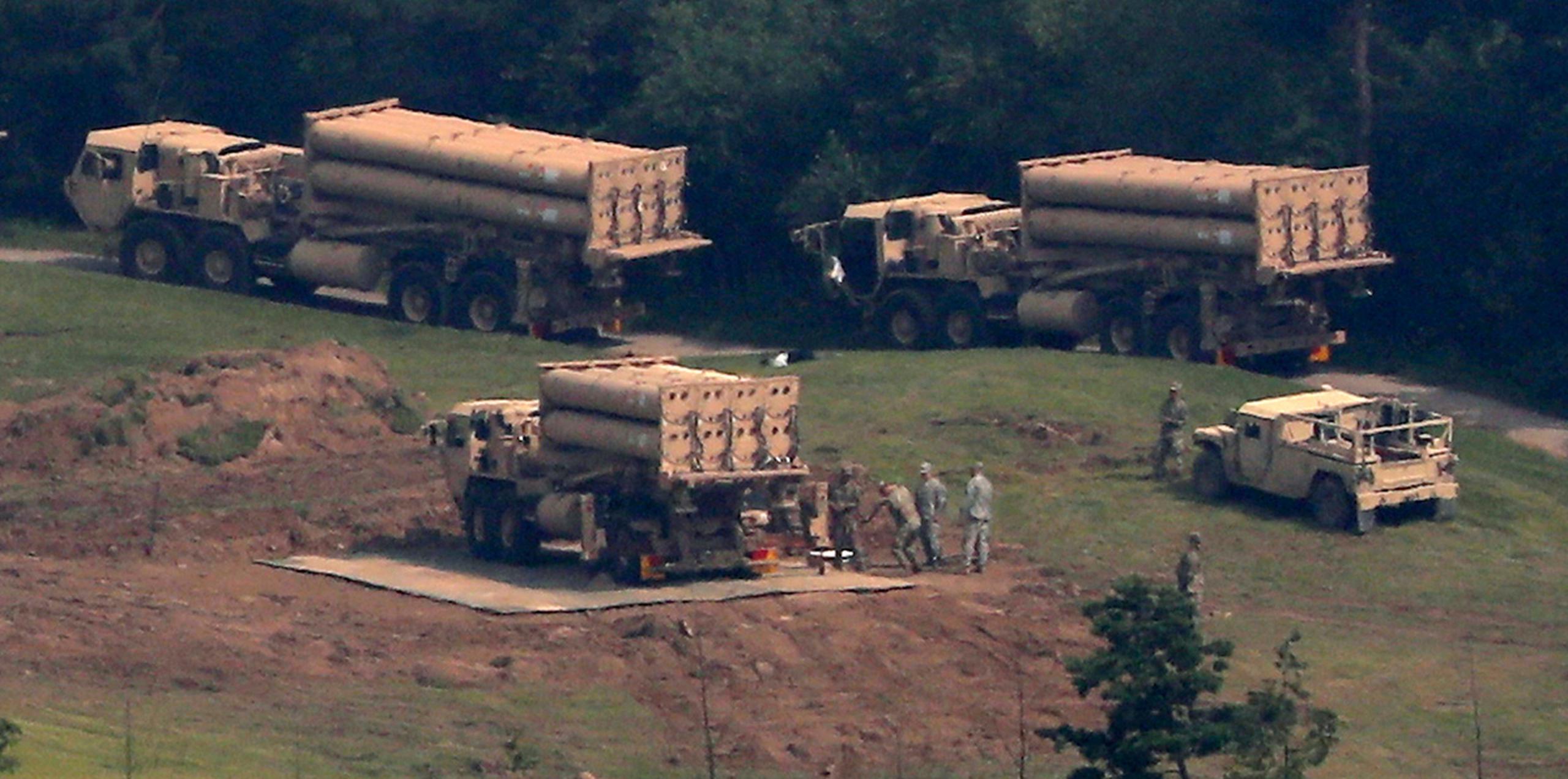 Un sistema antimisiles estadounidense, el Terminal High-Altitude Area Defense o THAAD, visto en un campo de golf en Seongju, Corea del Sur. (AP)