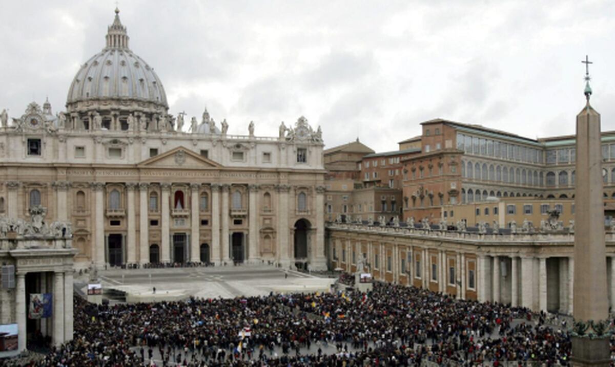 Colocada la chimenea de la capilla Sixtina de la que saldrá la fumata