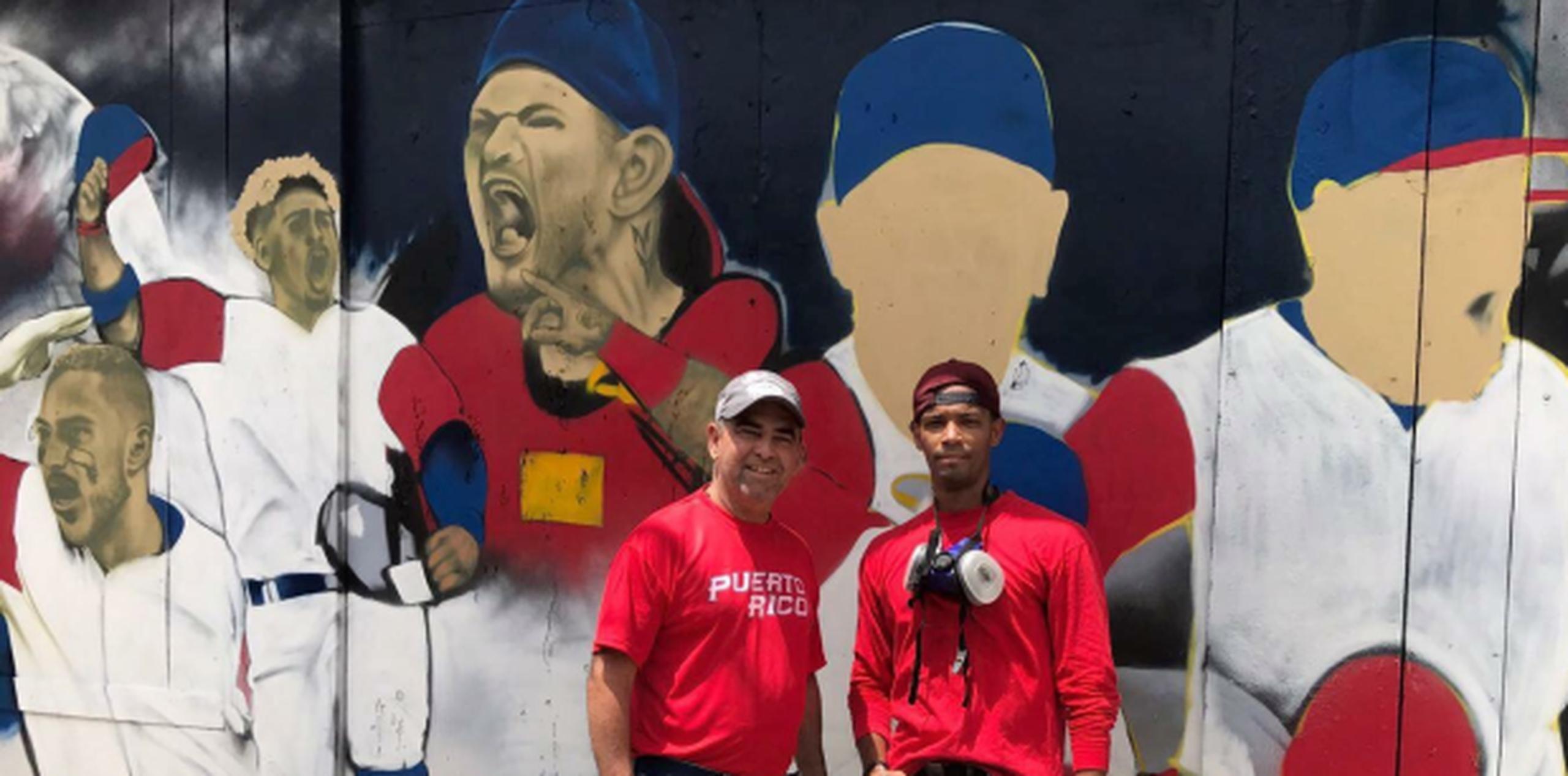 Vázquez, a la izquierda en una visita del alcalde Santiago, se ha inspirado en el desempeño del Equipo Nacional de Puerto Rico. (Suministrada)