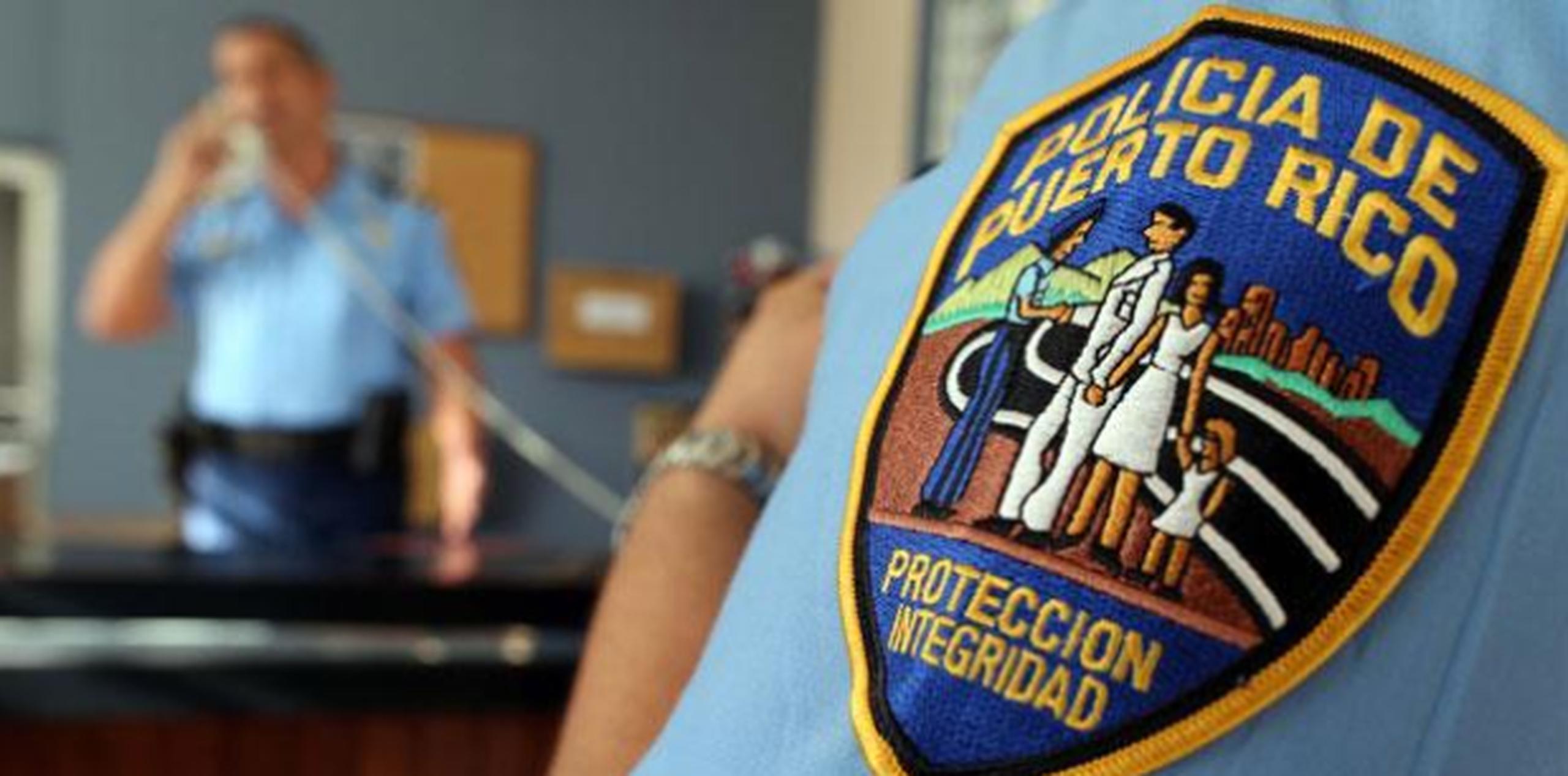 Agentes adscritos a la División de Homicidios del área de Mayagüez junto al fiscal de turno investigan el asesinato. (Archivo)