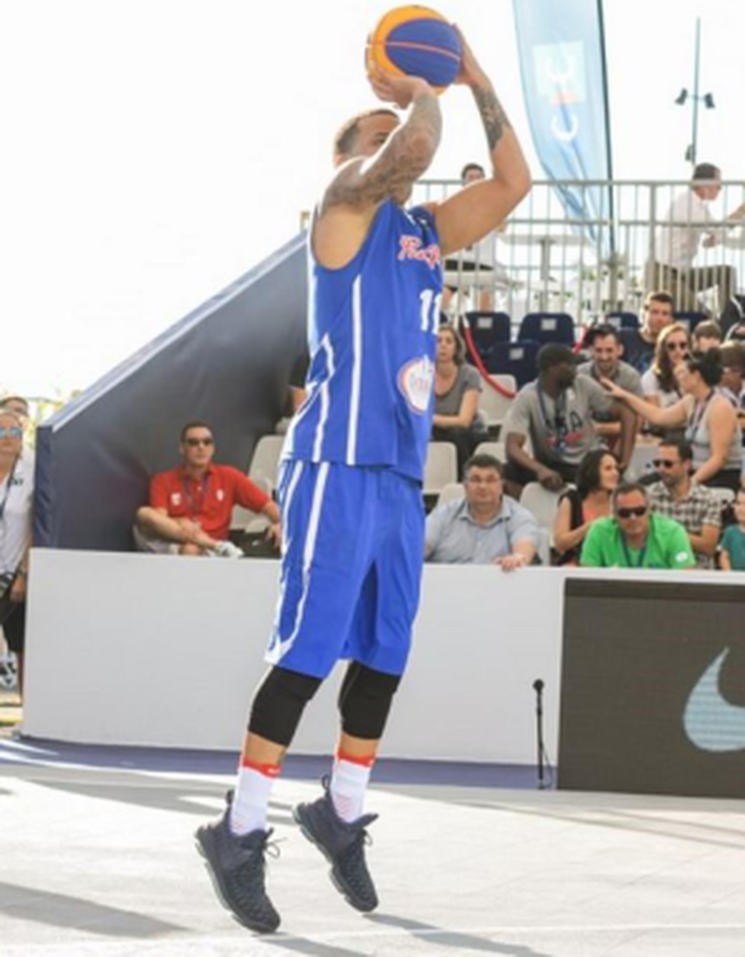 Will Martínez y el equipo 3X3 de Puerto Rico buscan hoy avanzar a la ronda cuartos de final del Mundial. (FIBA)