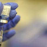 CDC advierte vínculo entre vacunas contra COVID-19 y miocarditis en jóvenes