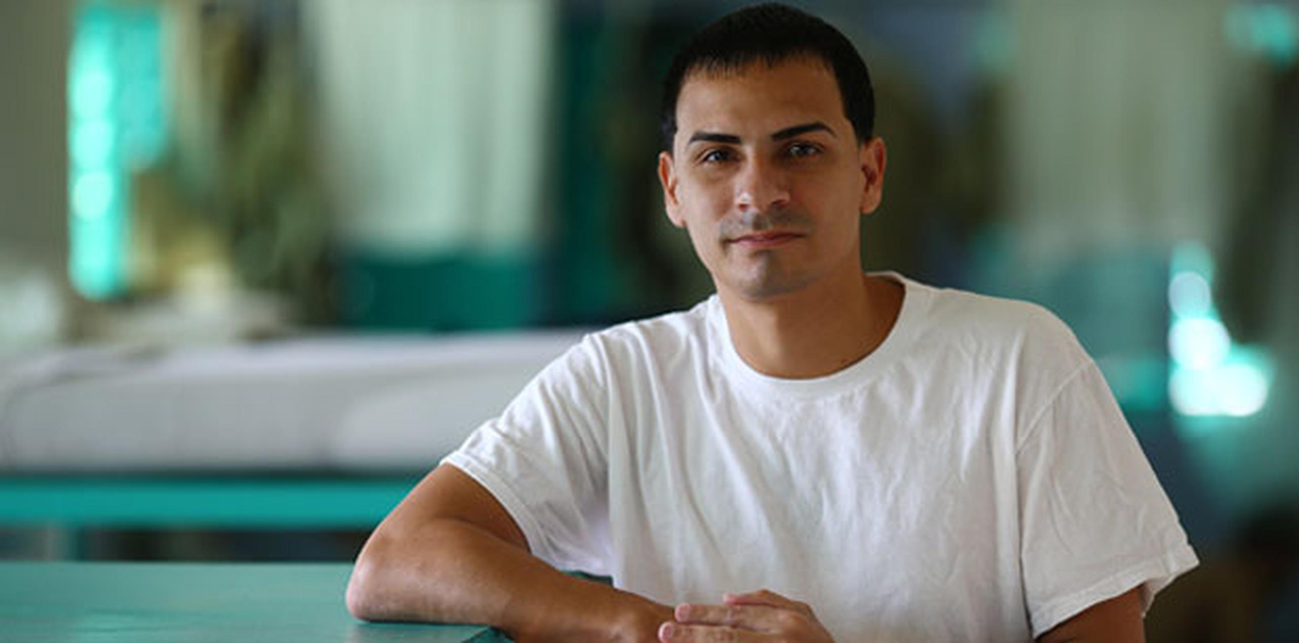 El ex confinado Aníbal Santana Merced, quien ahora estudia en la universidad, formó parte de un proceso de rehabilitación que inspiró a la realización del documental. (Suministrada) 
